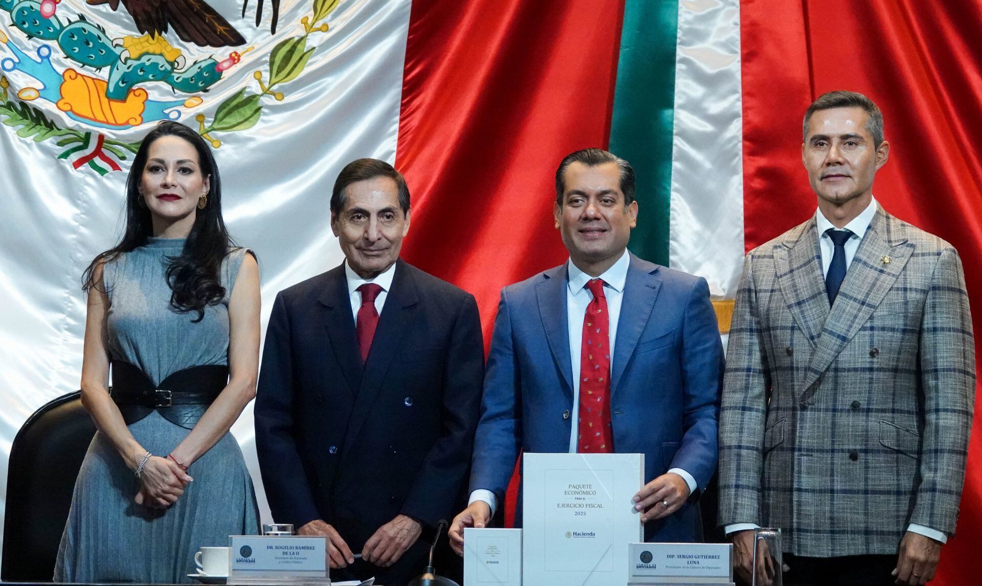 CIUDAD DE MÉXICO, 15NOVIEMBRE2024.- Rogelio Ramírez de la O., secretario de Hacienda y Crédito Público, hizo entrega del paquete económico 2025 a Sergio Gutiérrez Luna, presidente de la Mesa Directiva de la Cámara de Diputados. 

FOTO: GALO CAÑAS/CUARTOSCURO.COM