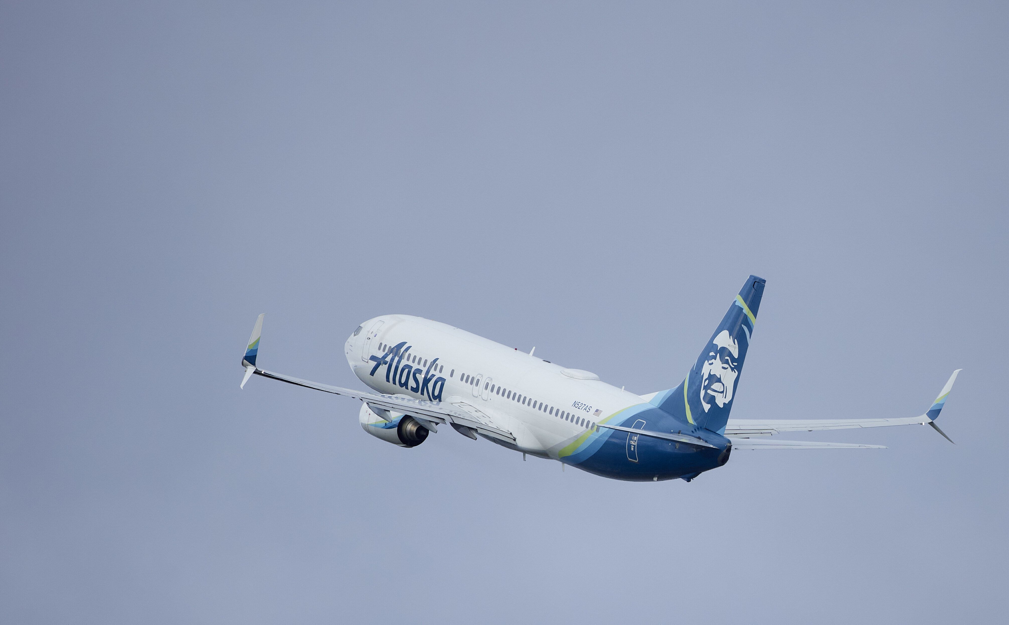 El vuelo 794 de Alaska Airlines, un avión Boeing 737-800, despega el sábado 6 de enero de 2024 del aeropuerto internacional de Portland.