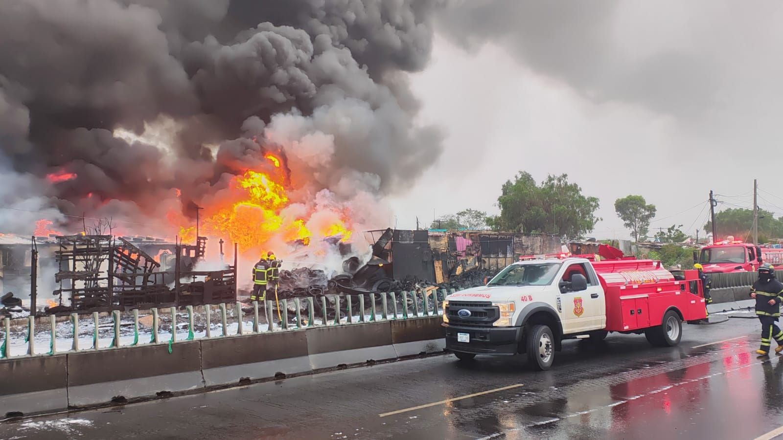 Incendio cerca del AICM ‘consume’ autos y viviendas; se descartan víctimas