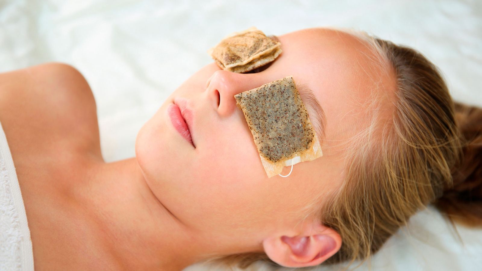 Las bolsas de té en los ojos pueden aplicarse como compresas calientes o frías. (Foto: Shutterstock).