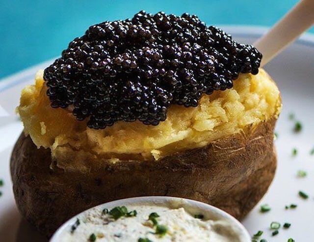 El restaurante Kaspia es original de París, pero en la sucursal de Dubai también presumen al caviar como la estrella del menú. (Foto: Instagram / @kaspia.dbx).