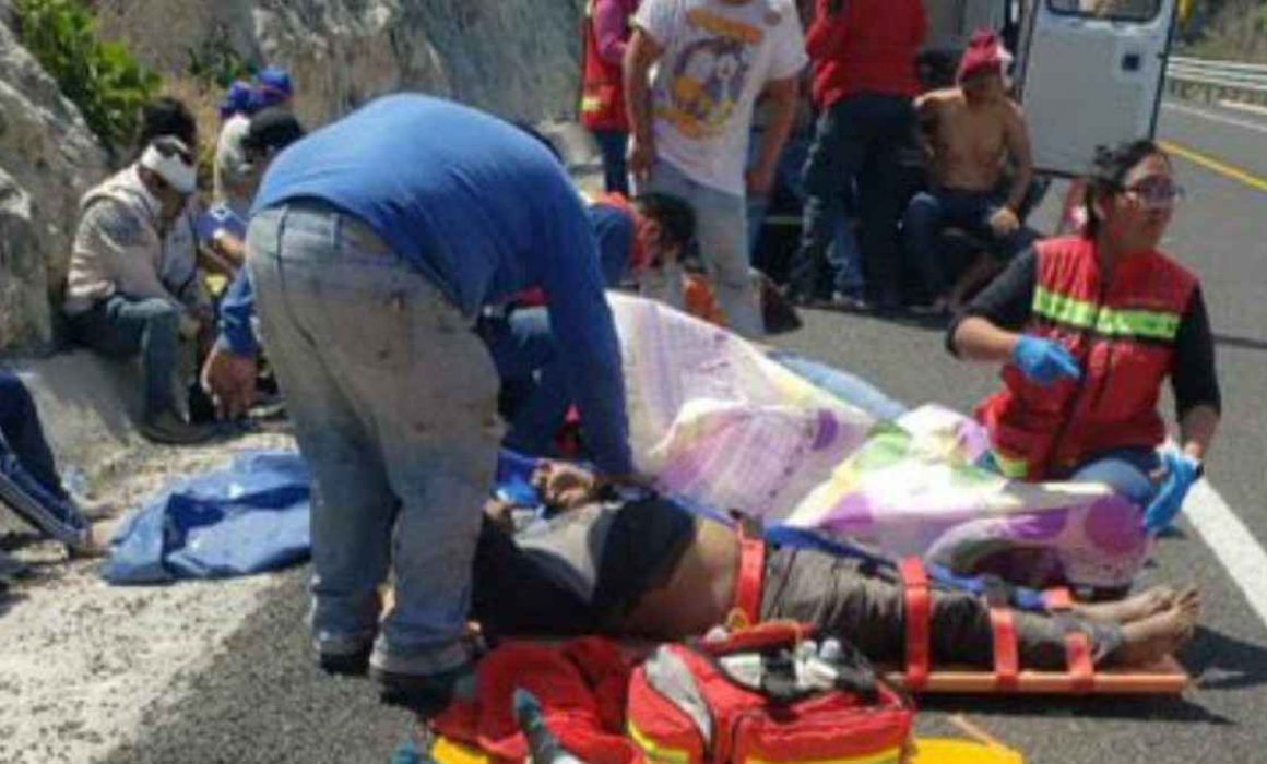 Un autobús cayó a un barranco en una carretera en Oaxaca, este 10 de marzo. (Foto: Cruz Roja)