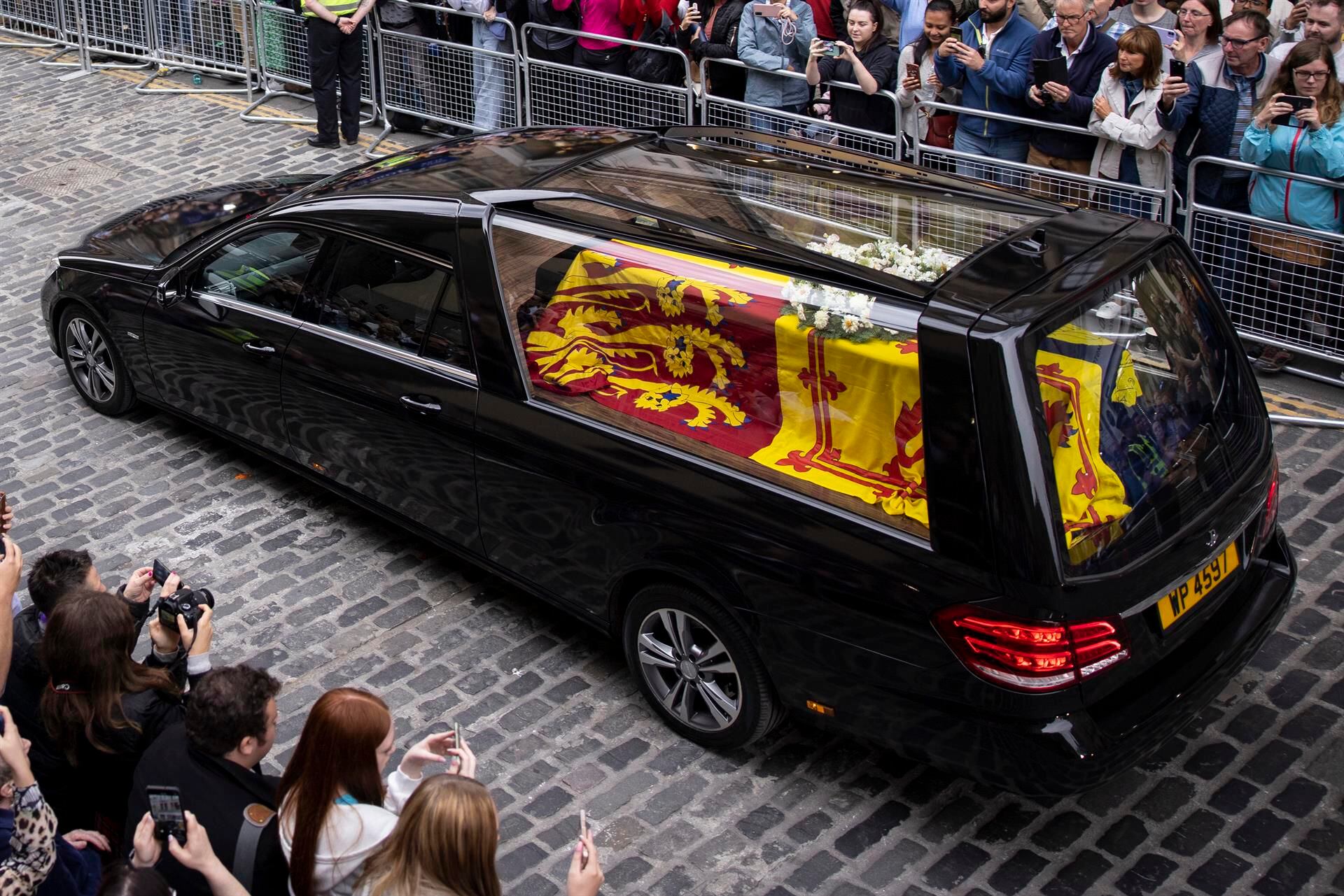 El féretro con los restos de la reina Isabel II recorrió 200 kilómetros hasta llegar a Edimburgo. (Foto: EFE).