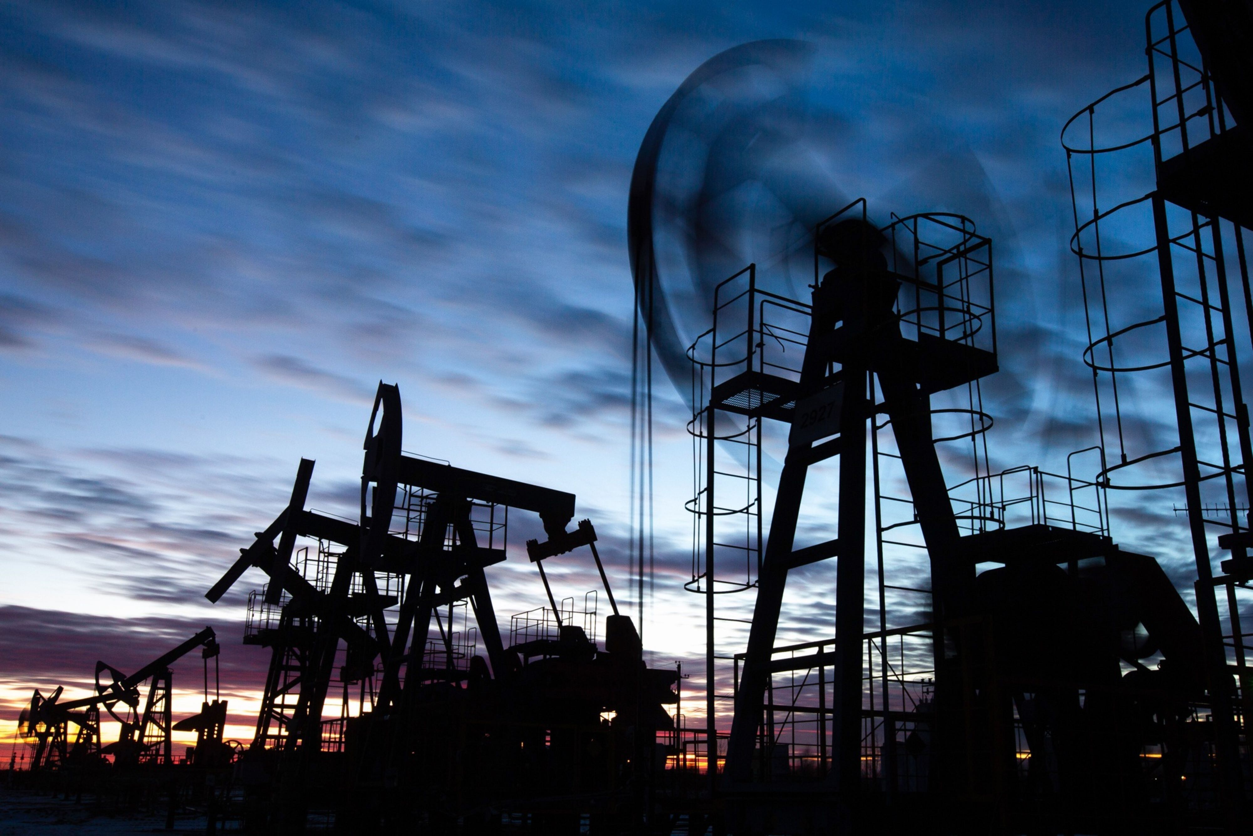 OPEP+ acuerda aumento gradual de producción petrolera