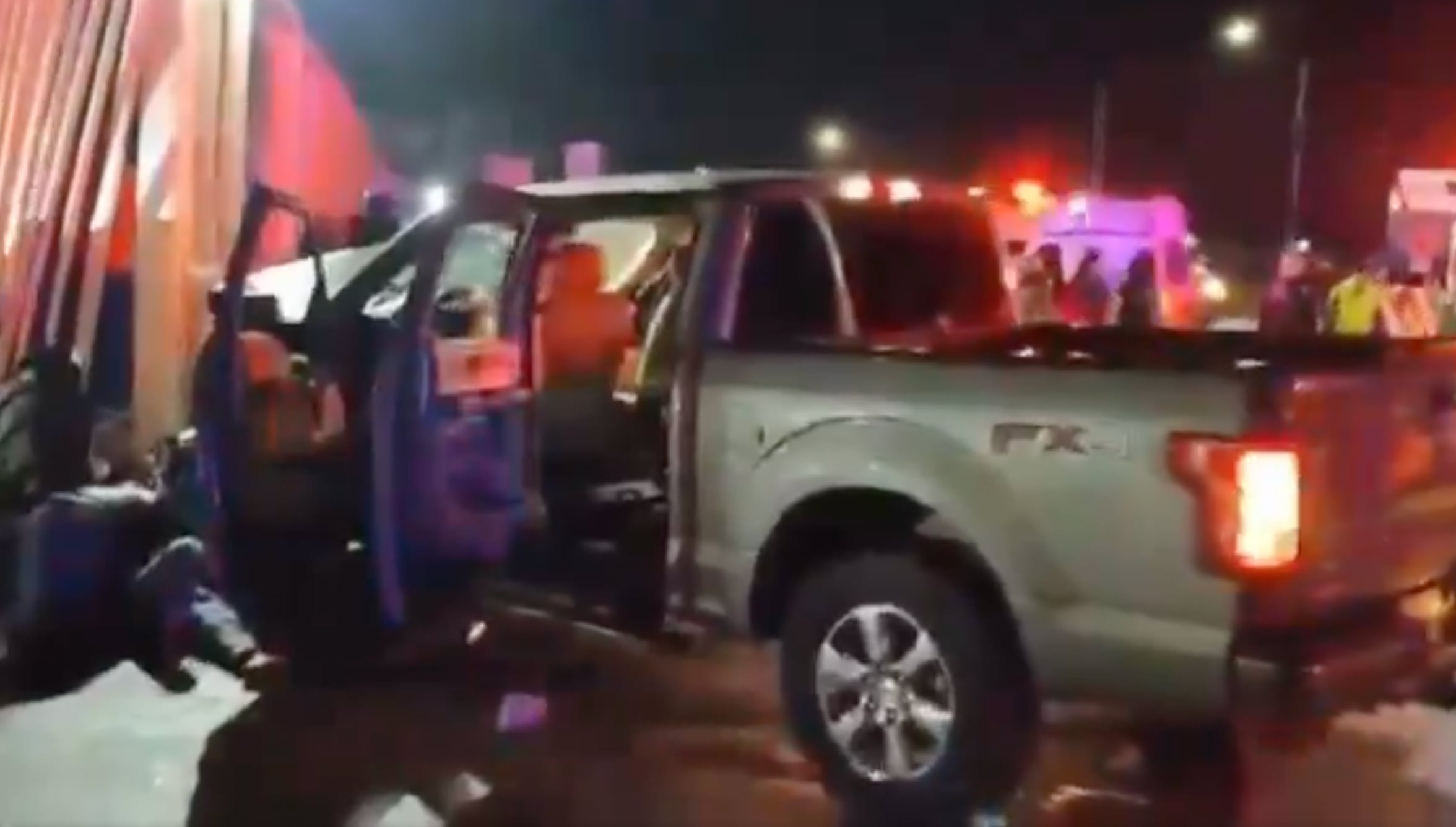La camioneta que embistió a los fanáticos del partido de Rayados tenía placas de Texas. (Foto: Captura de video) 