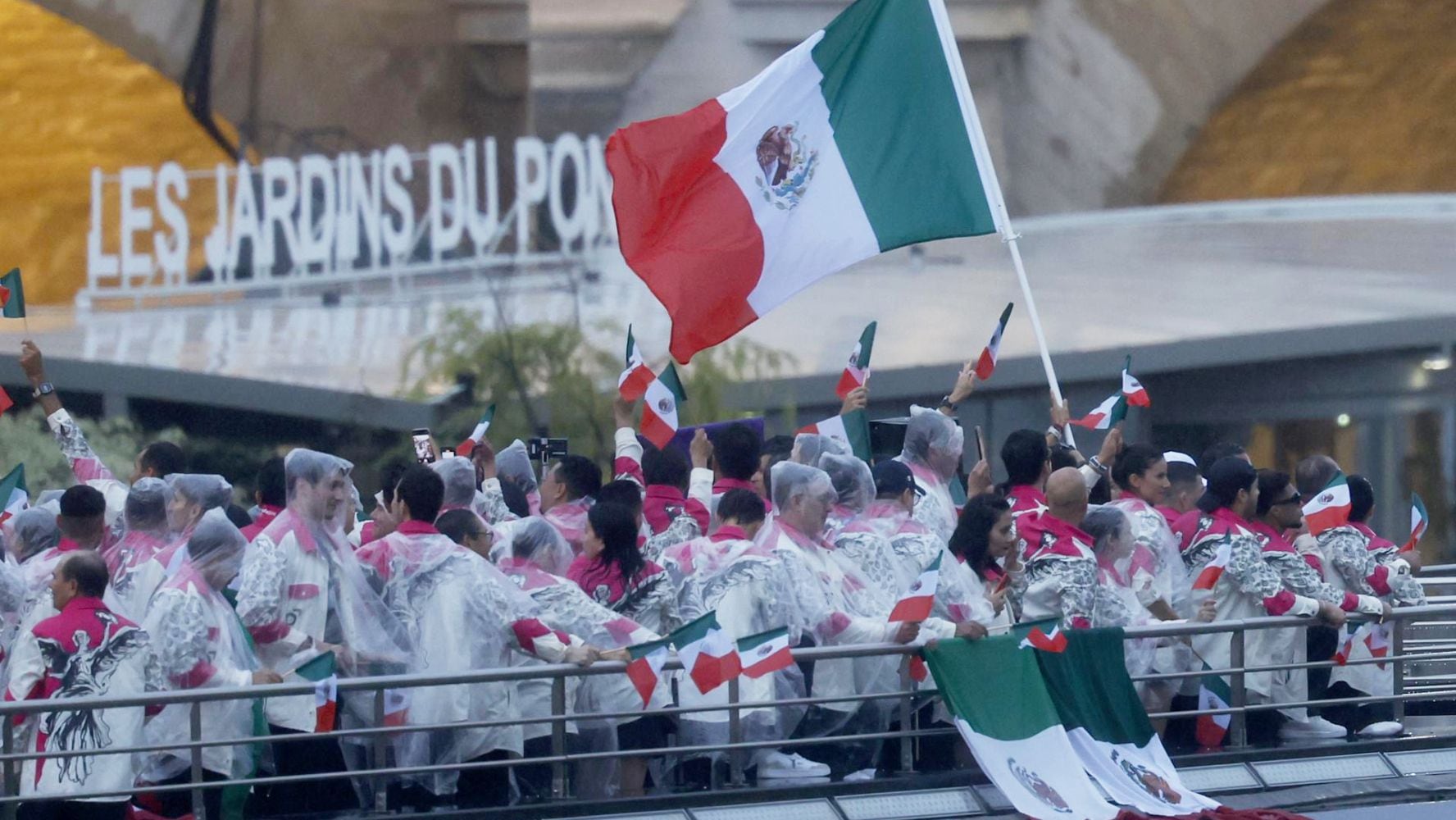 La delegación mexicana que nos representará en los Juegos Olímpicos de París 2024 desfiló pro el río Sena este 26 de julio.