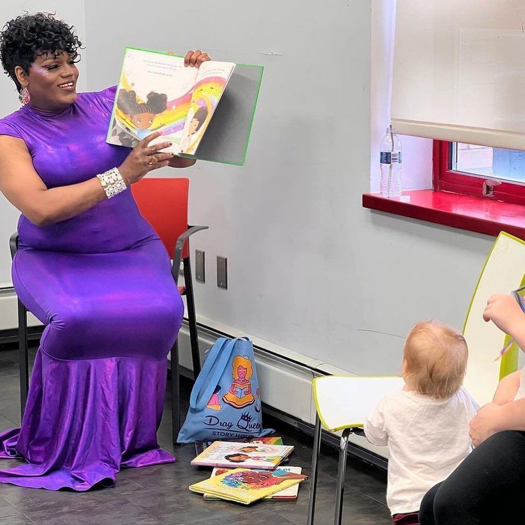 Drag queens leen libros a niñas y niños.