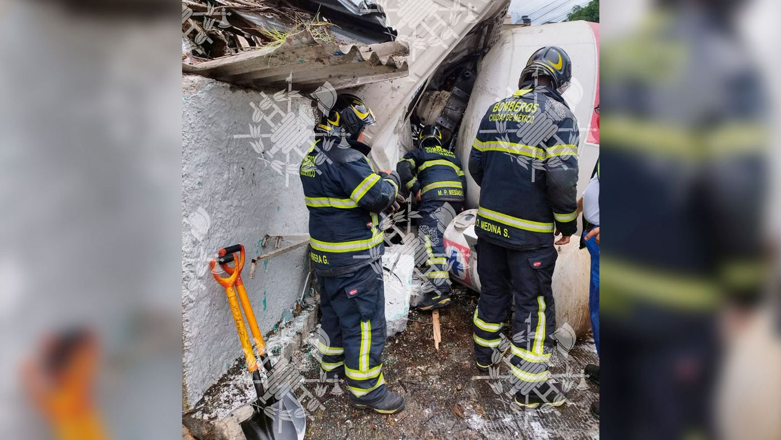 Revolvedora impacta contra bodega en Álvaro Obregón; rescatan a 2 personas prensadas