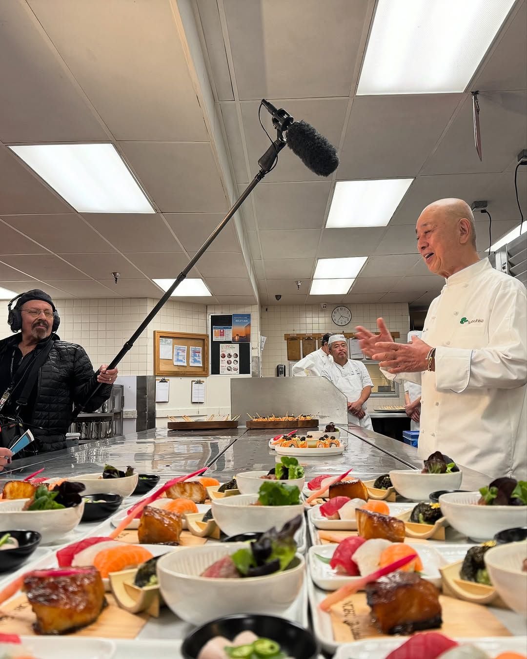 El Chef Nobu Matsuhisa prepara cuidadosamente los platillos para los Golden Globes. (Foto: Instagram @goldenglobes)