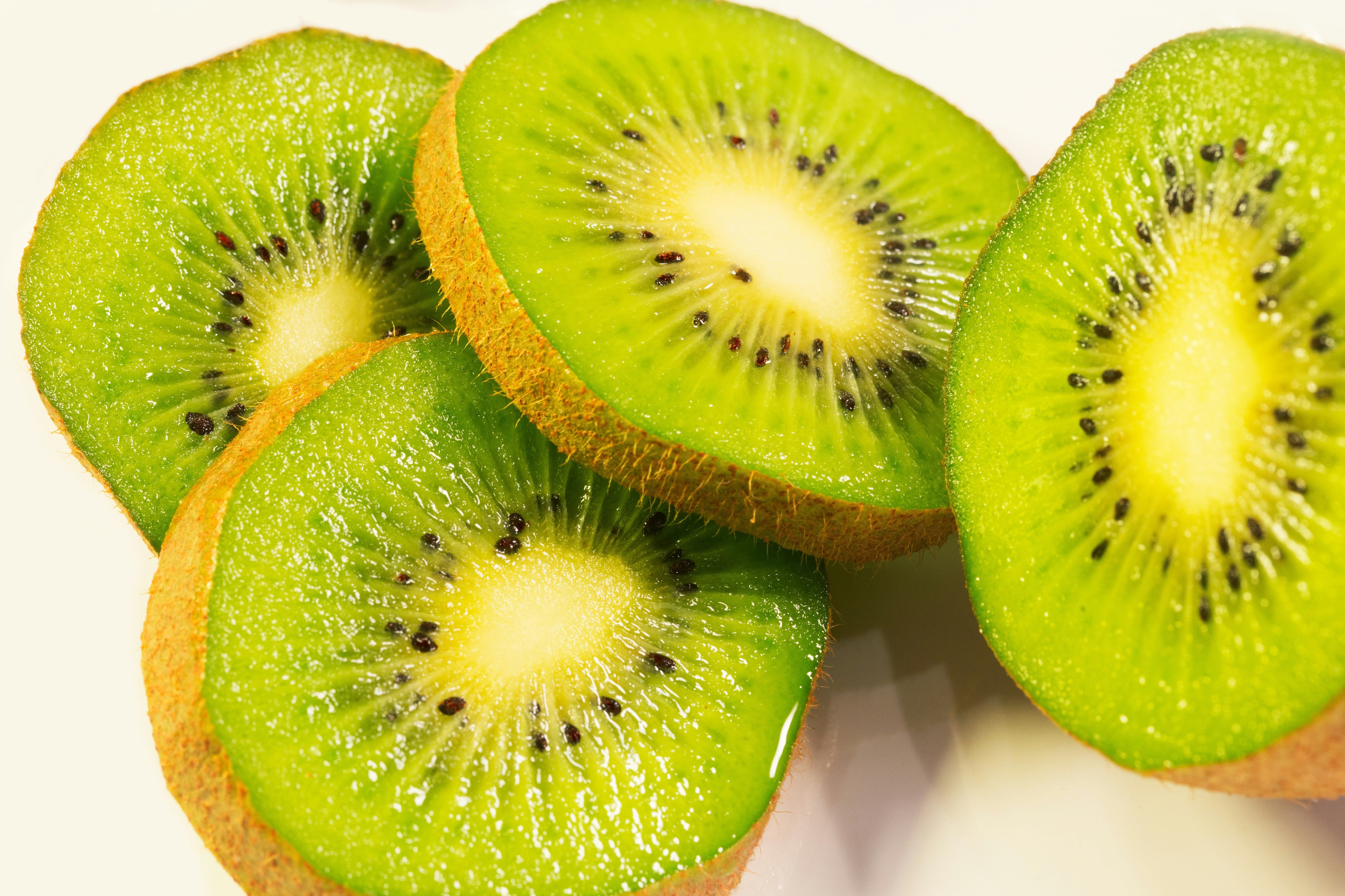 Algunos estudios han encontrado que el kiwi puede beneficiar la calidad de sueño en personas con transtornos como el insomnio. (Foto: Unsplash)