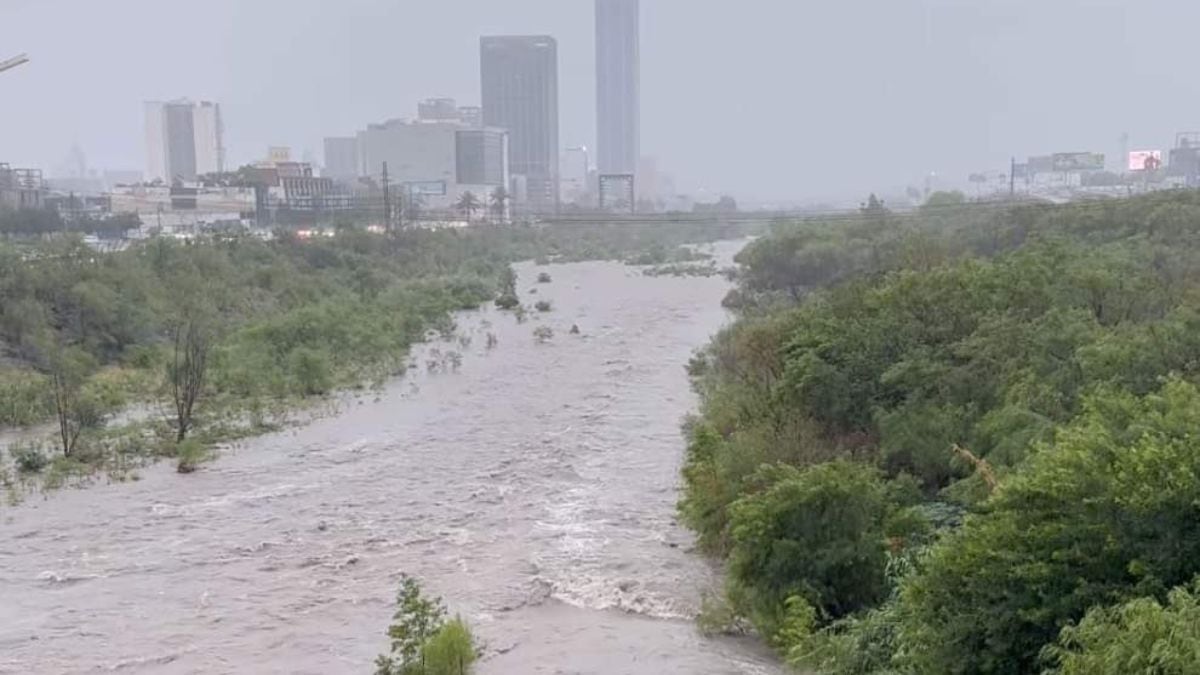 (VIDEOS) Río Santa Catarina se desborda en Monterrey por tormenta tropical Alberto