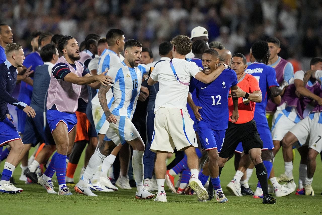El duelo de Argentina y Francia terminó en una pelea. (Foto: AP)