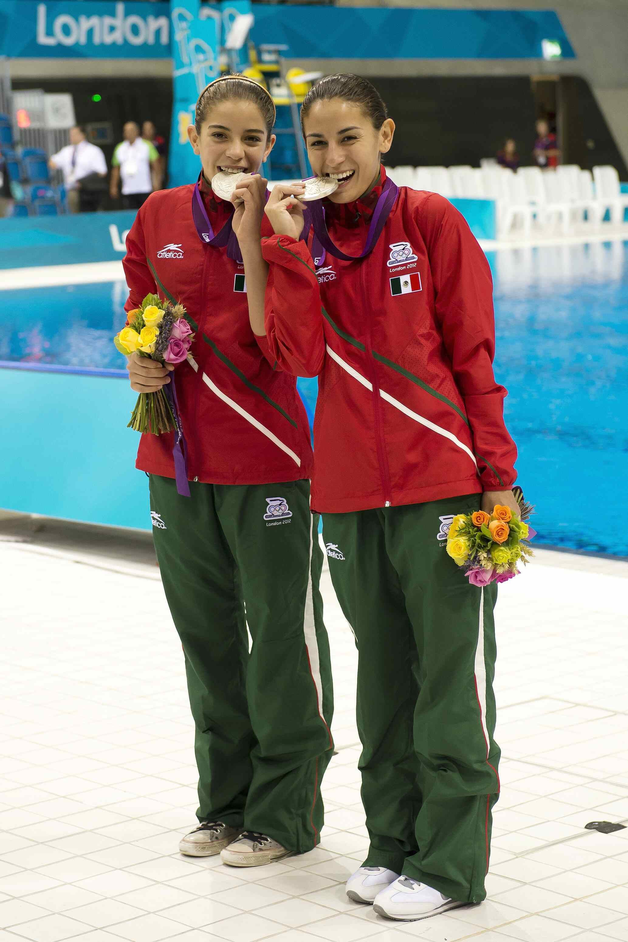 Ale Orozco consiguió su primera medalla en unos juegos Olímpicos acompañada de Paola Espinoza.