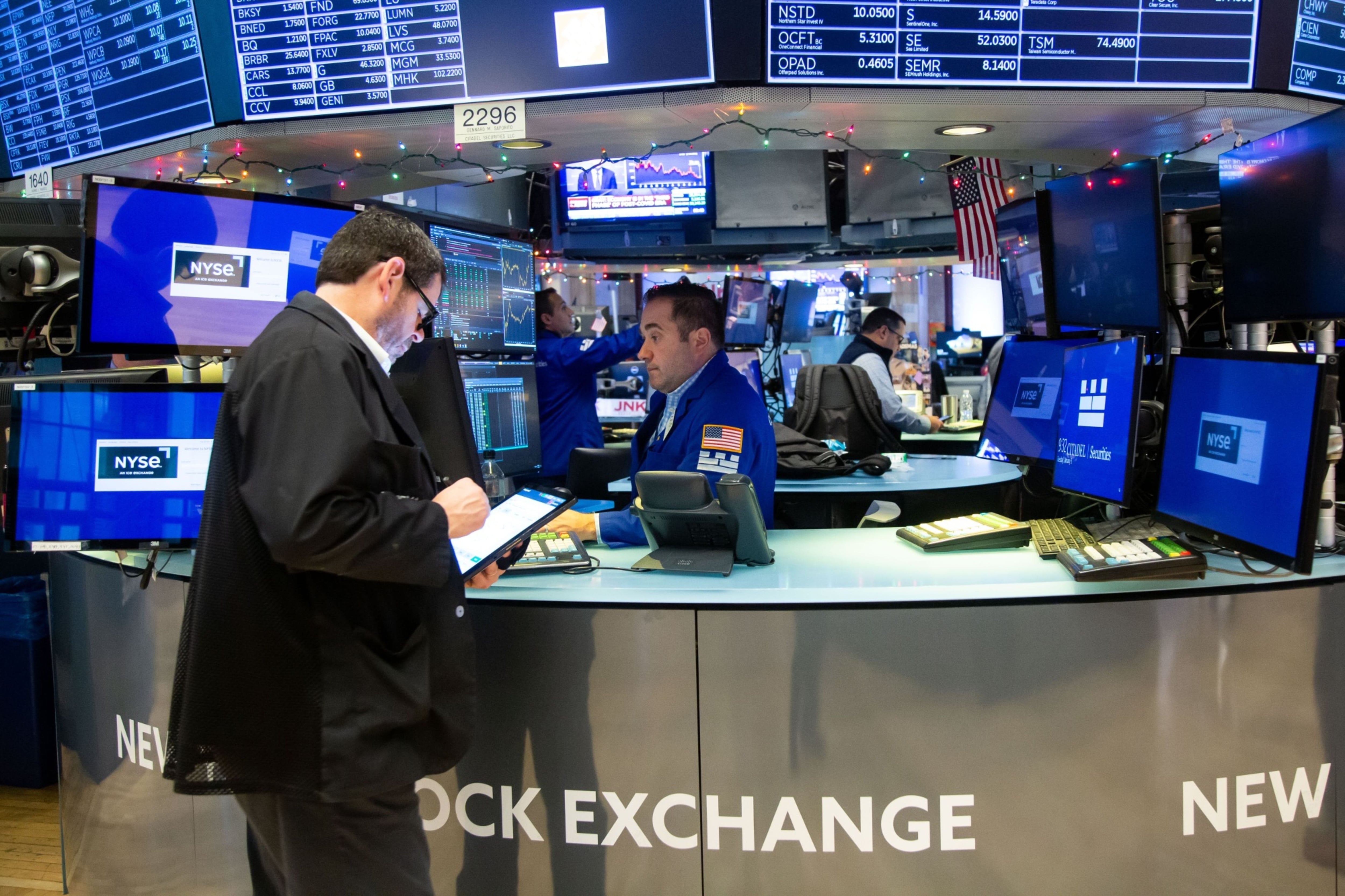 Wall Street abre mixto mientras asimila los comentarios de la Fed