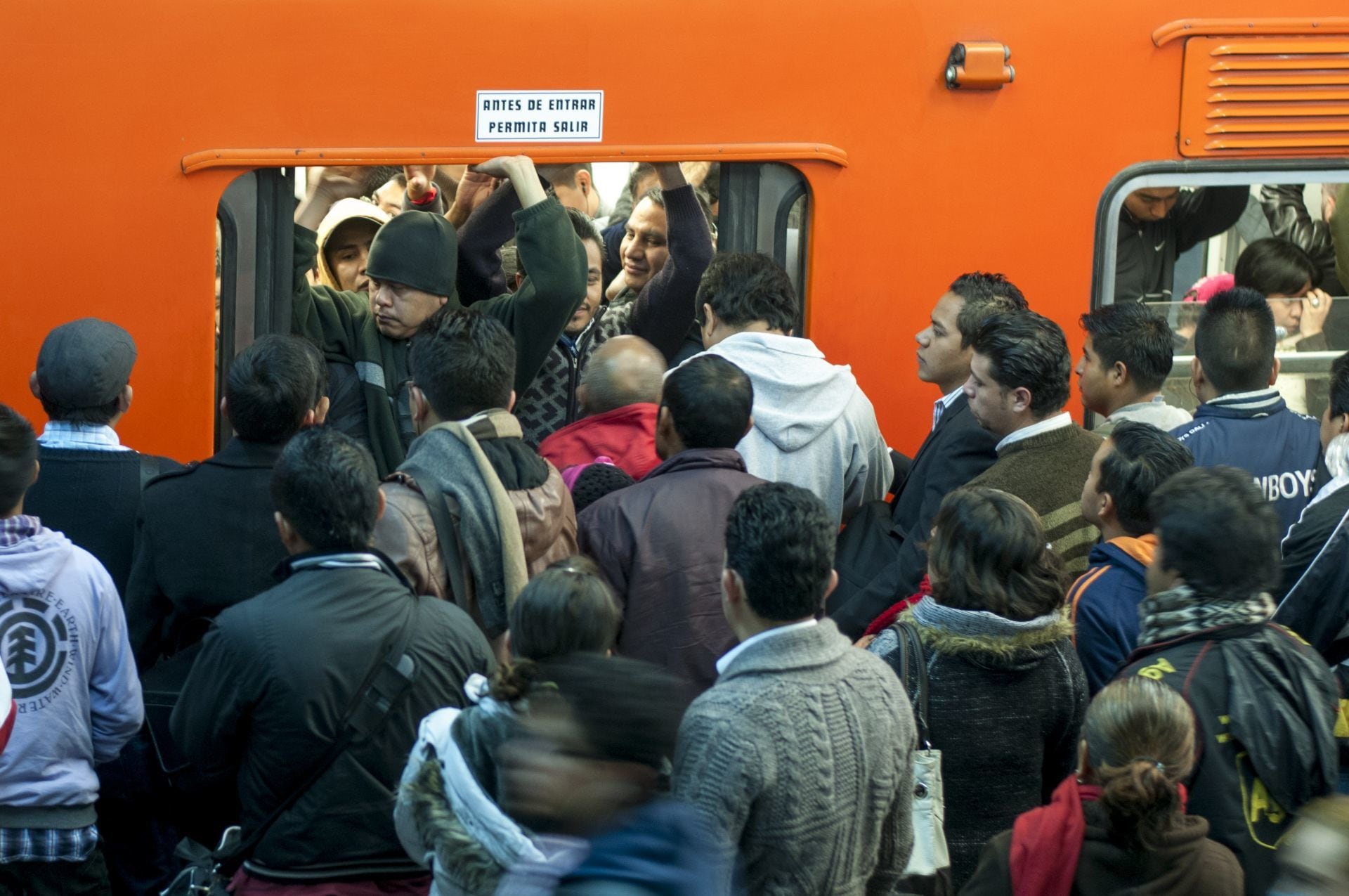 Pasajeros denunciaron deficiencias en el servicio de la línea 2, que va de Cuatro Caminos a Tasqueña.