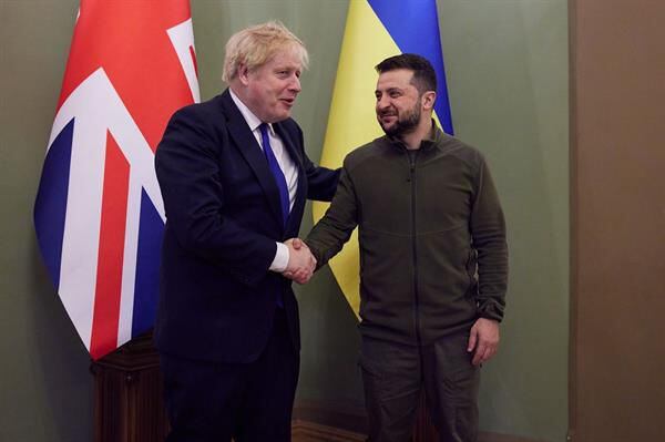 Boris Johnson ‘le cae’ a Zelenski: promete unir a Ucrania a la UE y enviar armamento pesado