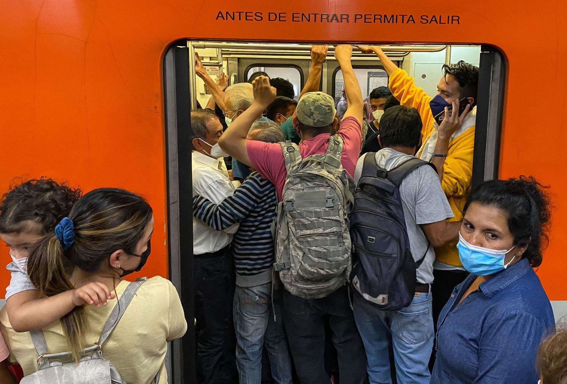 Metro de CDMX: Usuarios reportan retrasos y aglomeraciones en 4 líneas