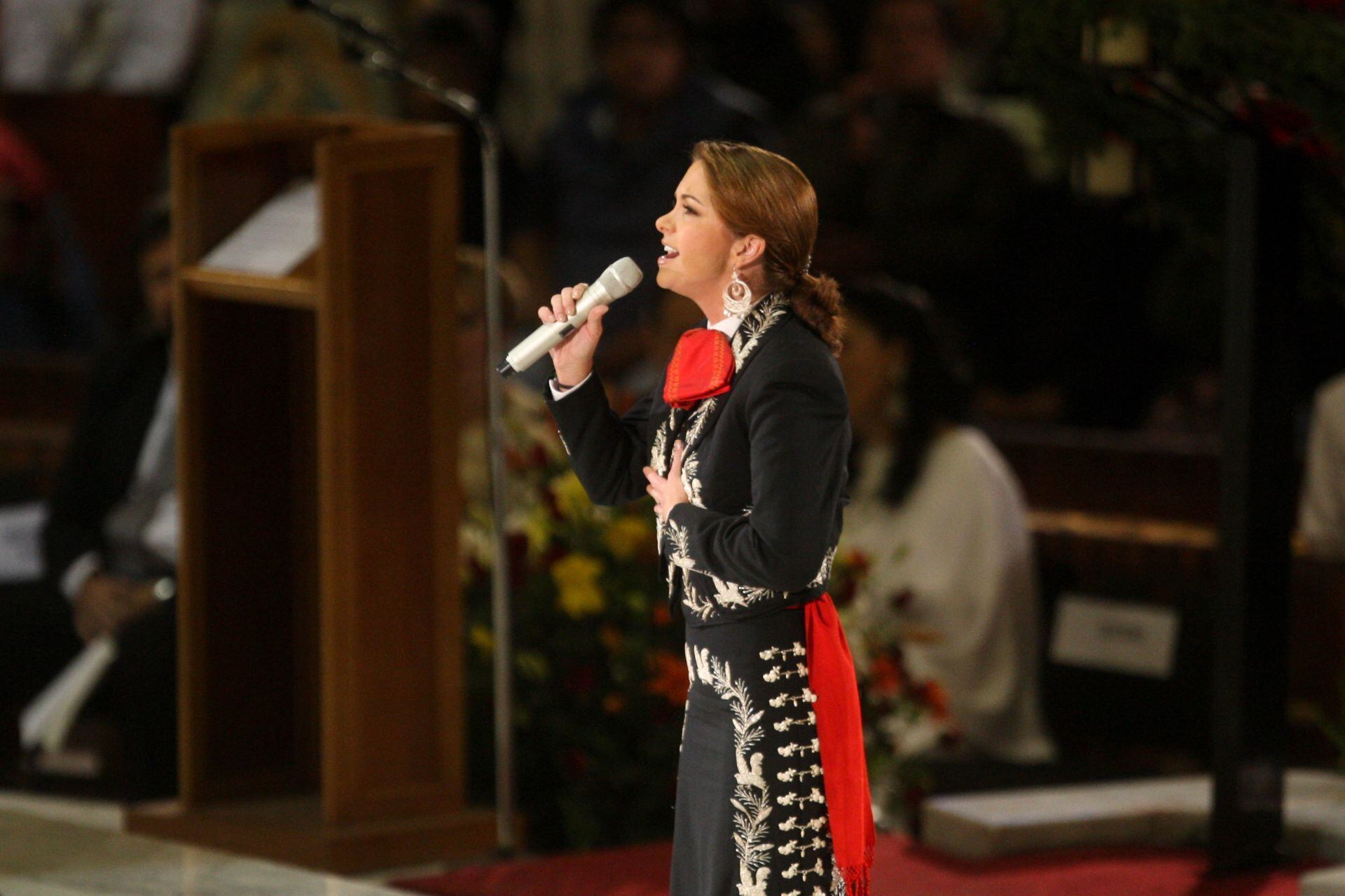 Lucero es una de las artistas que le cantan este 2024 a la Virgen de Guadalupe.