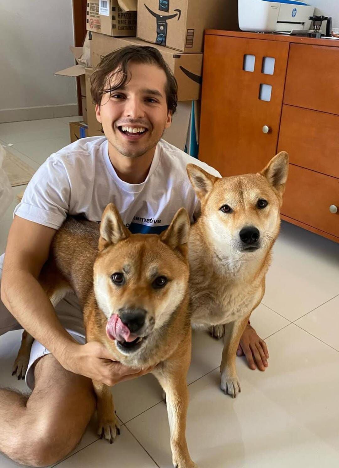 Memo Aponte tiene dos perritas llamadas Aika y Sora. (Foto: Instagram @memoapont)