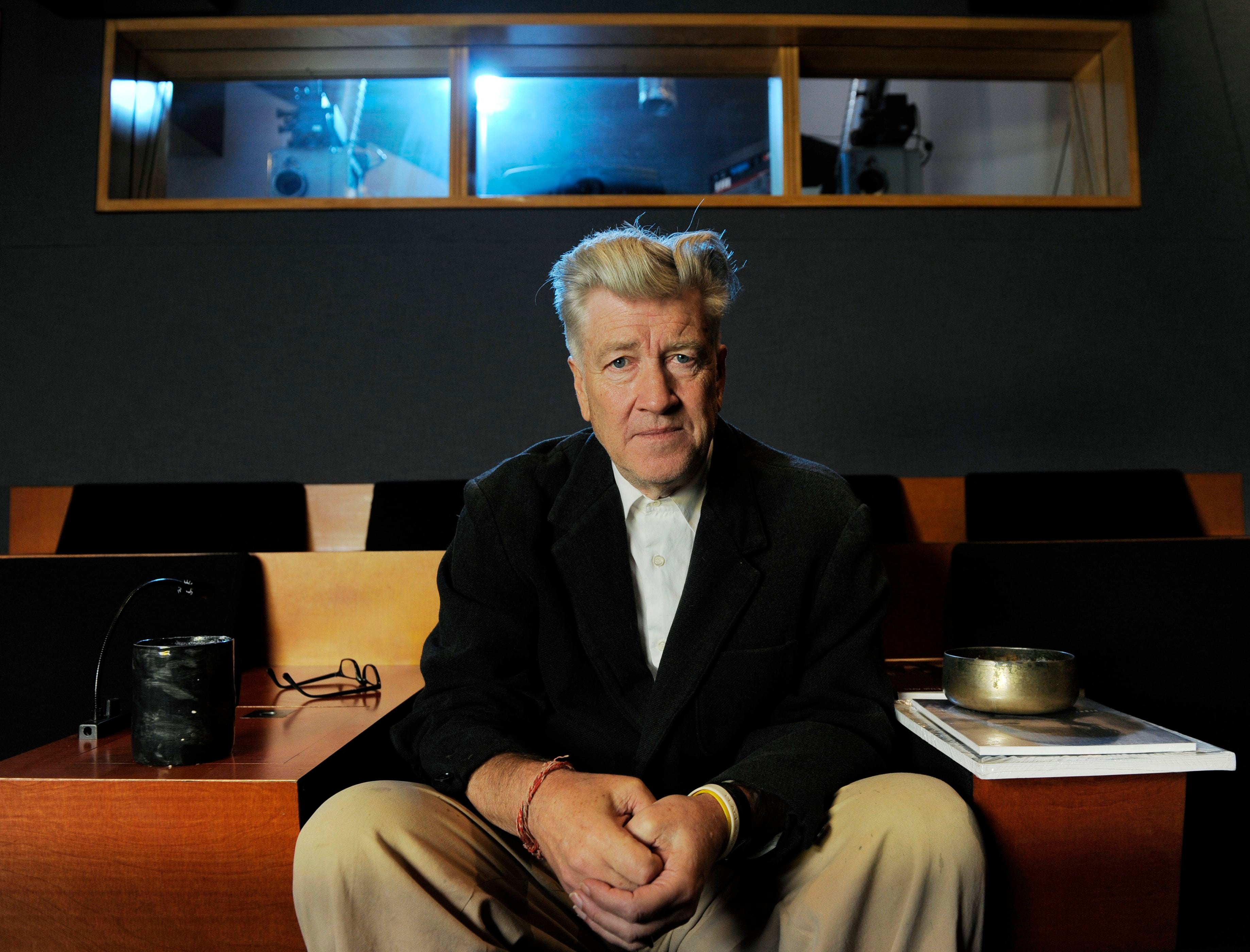 El cineasta David Lynch posa para un retrato en su sala de proyección privada en Los Ángeles el 9 de septiembre de 2010. (Foto AP/Chris Pizzello, archivo)