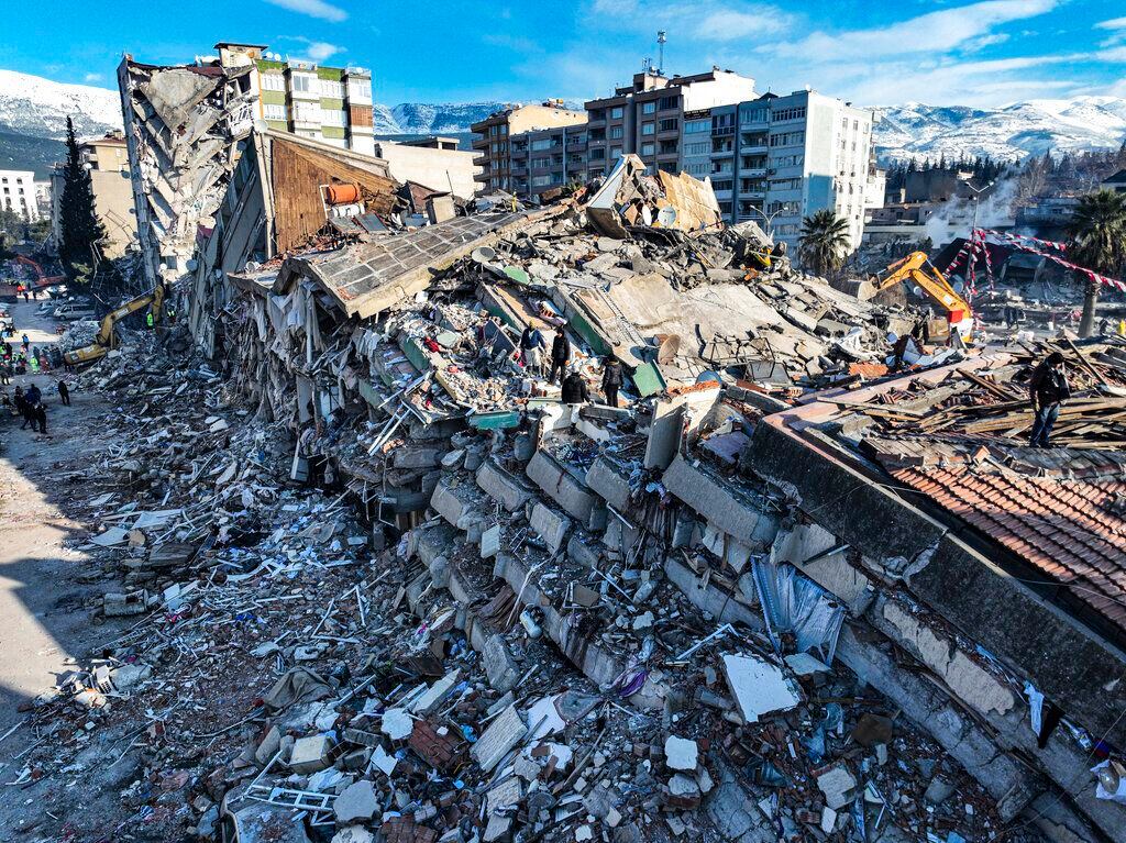 Foto aérea que muestra la destrucción en Kahramanmaras, sur de Turquía. 