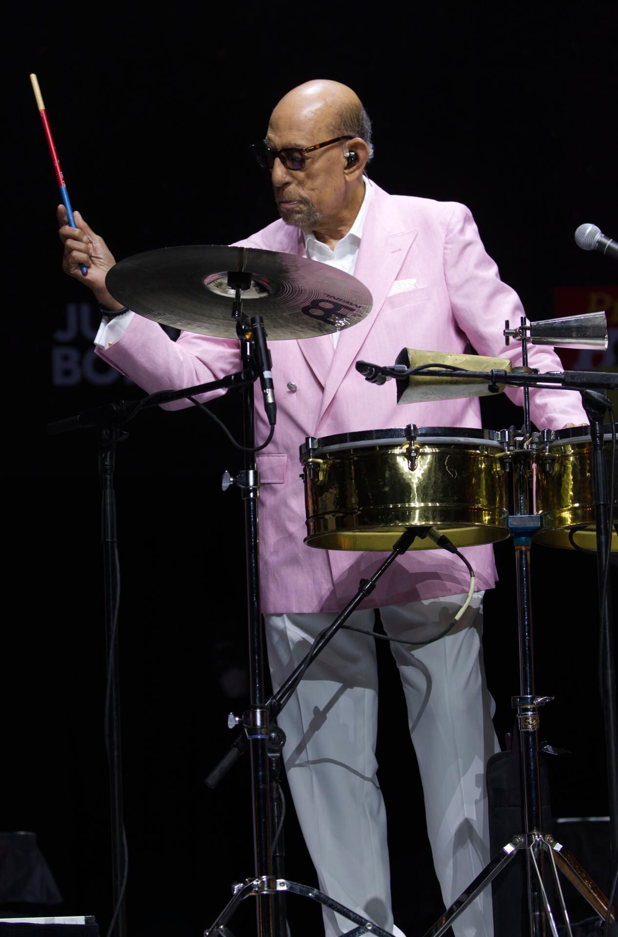 Fotografía de archivo fechada el 27 de abril de 2024 donde aparece el timbalero Willie Rosario durante un concierto celebrado en el Coliseo José Miguel Agrelot, en San Juan (Puerto Rico).