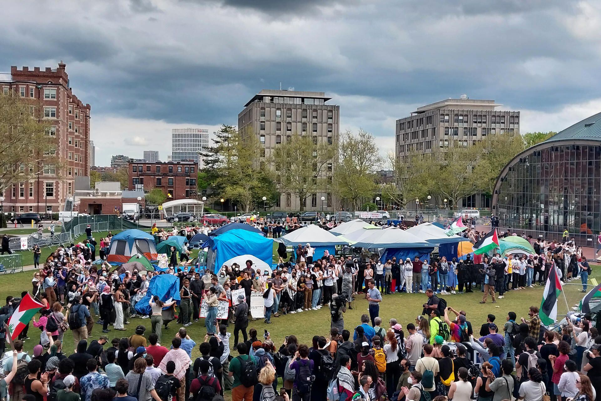 Cientos de estudiantes gritan consignas propalestinas este lunes en el campamento estudiantil establecido en el MIT en Cambridge, Massachusetts.