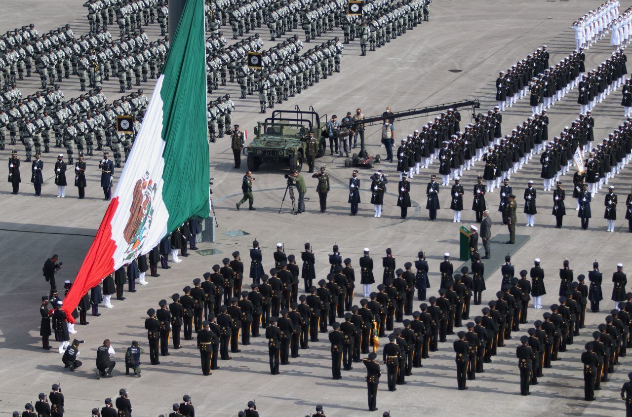 El presidente López Obrador arribó al Zócalo para el desfile.