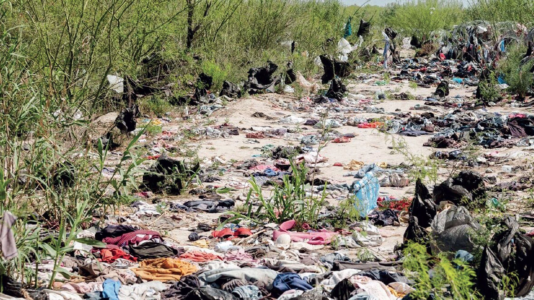 Las pertenencias de los migrantes dejadas en la propiedad de Poncho Nevarez, cerca de la frontera México-EU.
