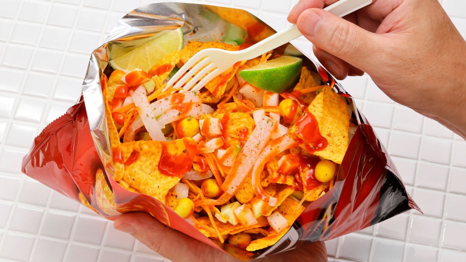 Los 'dorilocos' se suelen preparan dentro de la bolsa de una fritura.(Foto: Shutterstock)