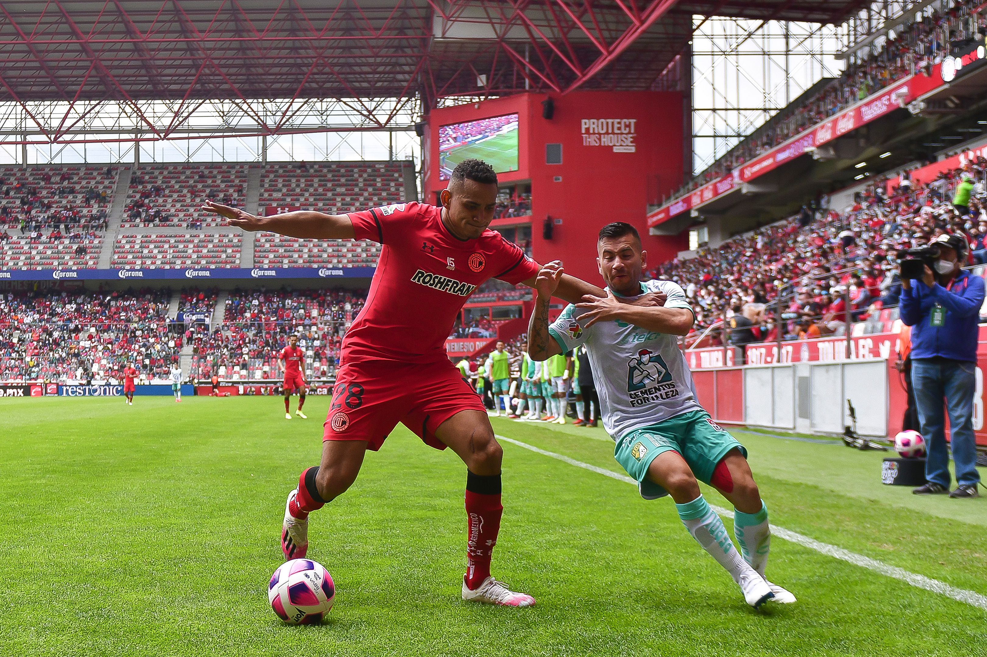 León rescata empate ante Toluca y ambos siguen en puestos de Liguilla