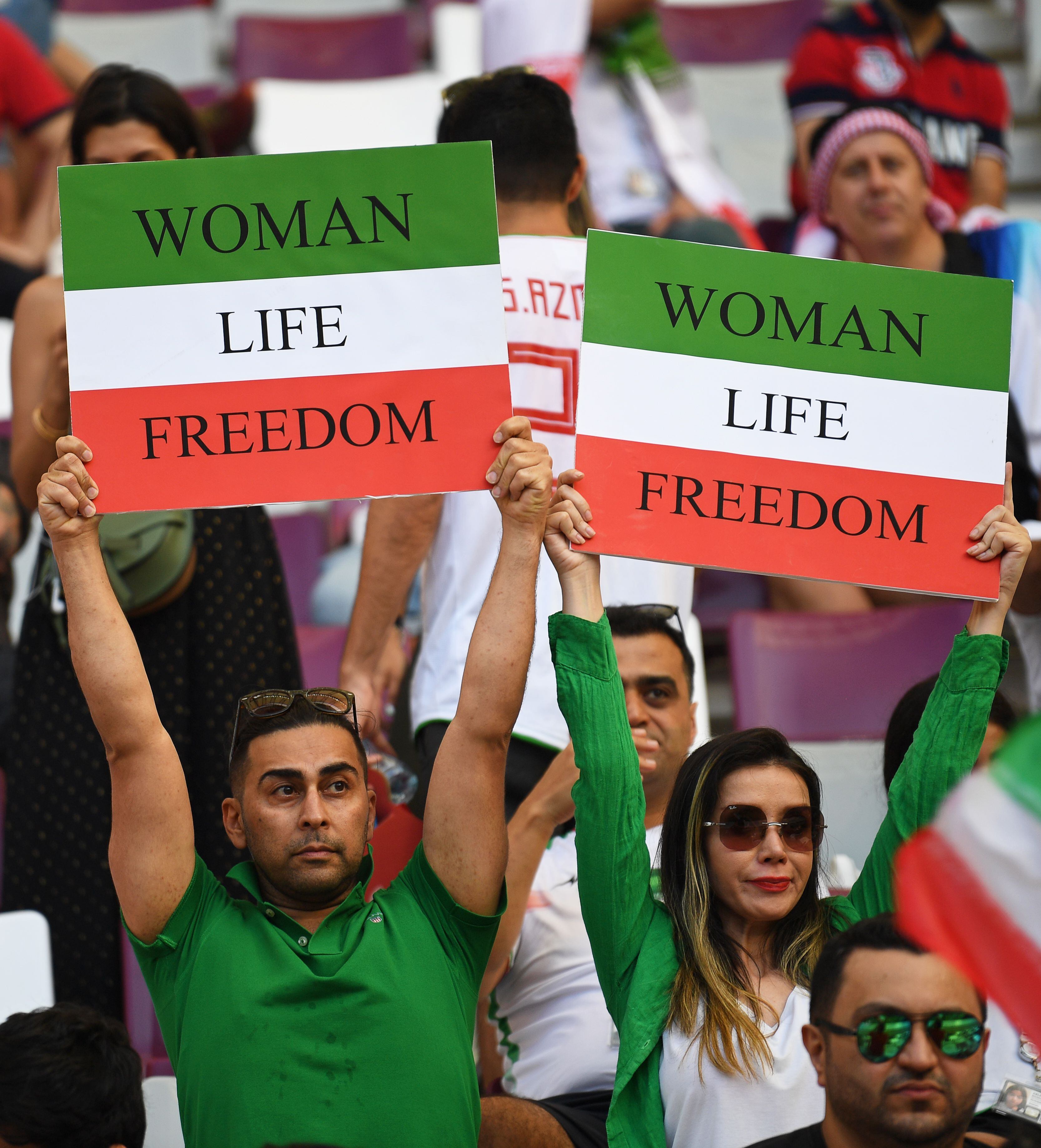 Algunos miembros de la afición iraní protestaron por los derechos de la mujer en su país. (Foto: EFE / Neil Hall)