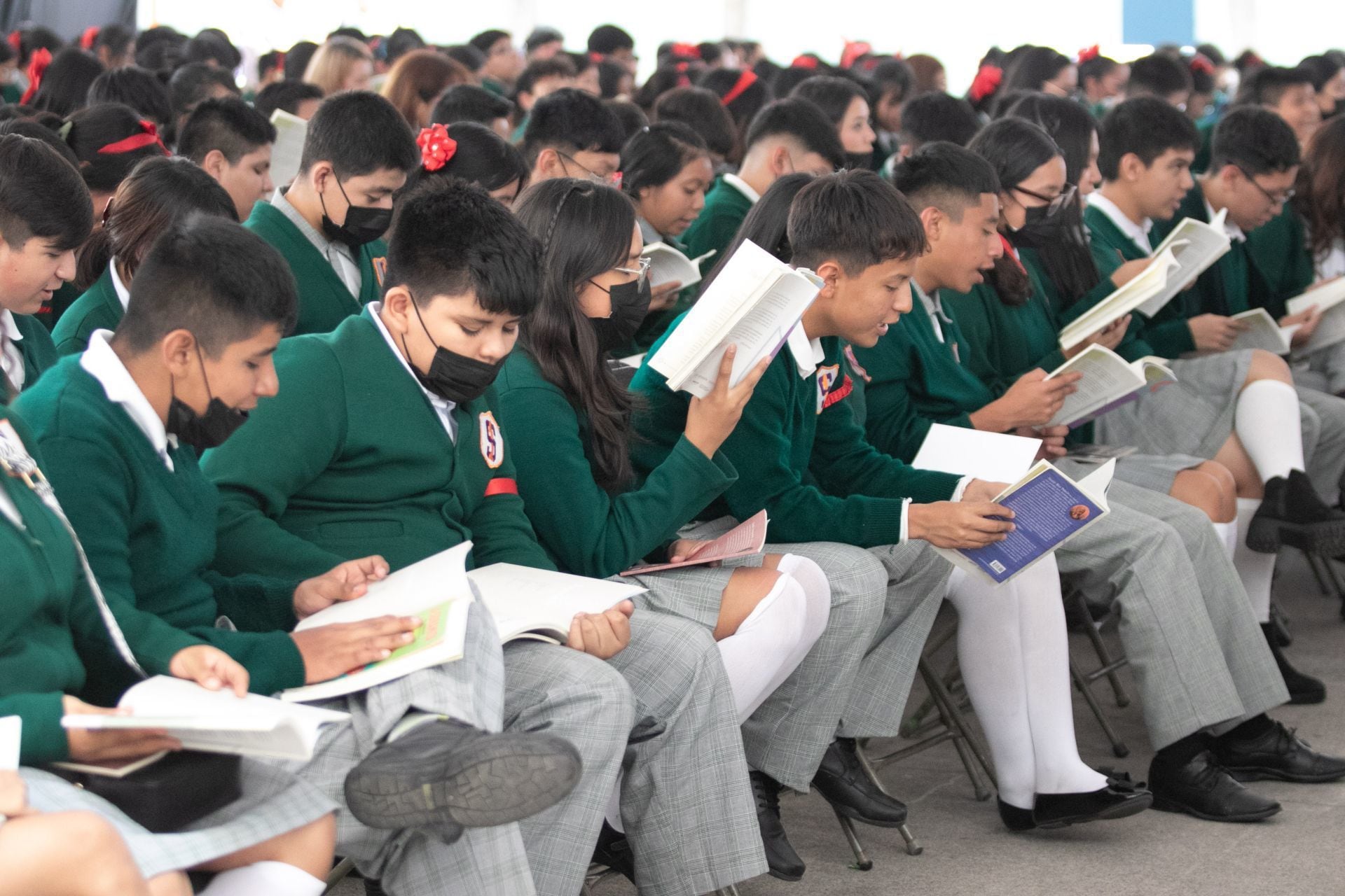 Estudiantes de secundaria serán los primeros beneficiarios de la beca Rita Cetina. (Cuartoscuro).