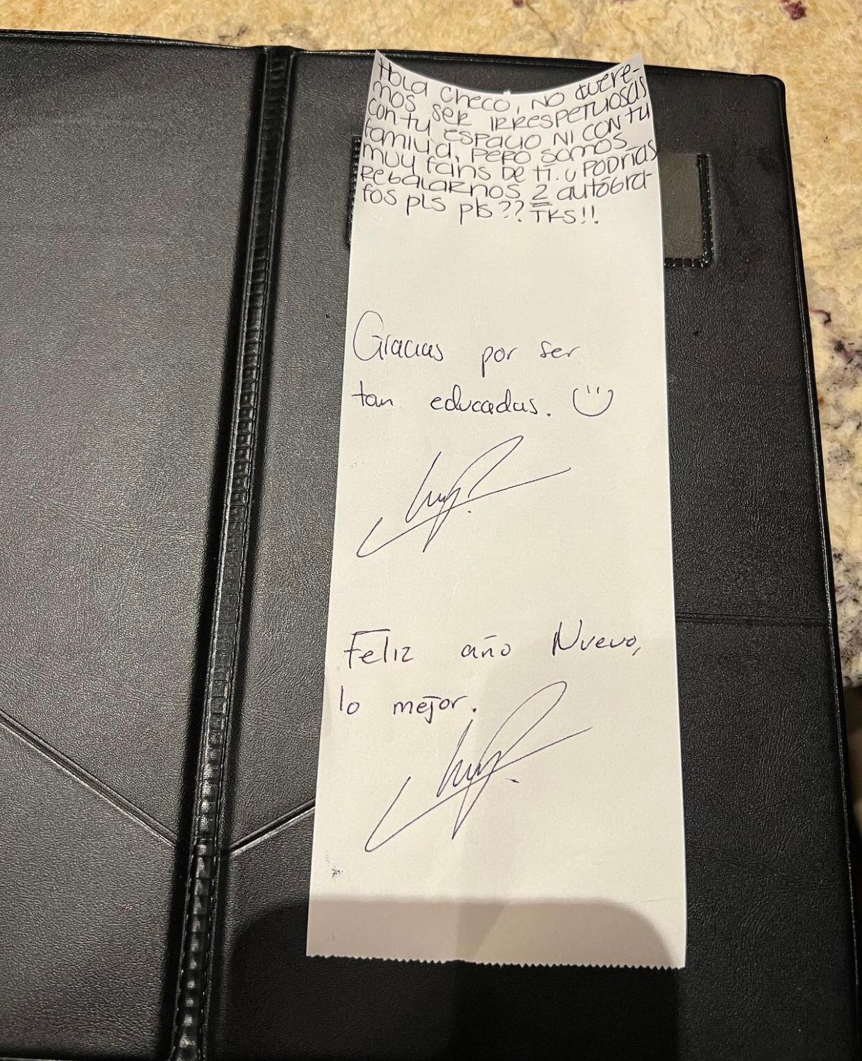 'Checo' Pérez regaló dos autógrafos al personal del restaurante al que fue por Año Nuevo. (Foto: Instagram / @paola_perez)
