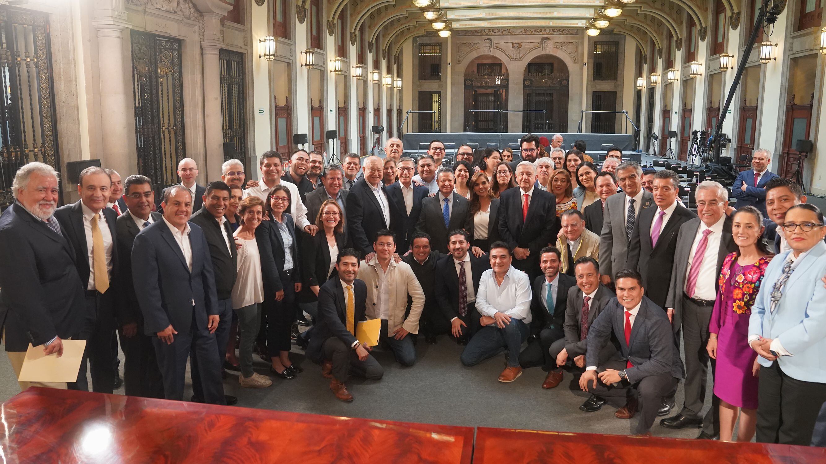 AMLO se reúne con gobernadores de Morena: pide ‘no bajar el ritmo’ de programas sociales