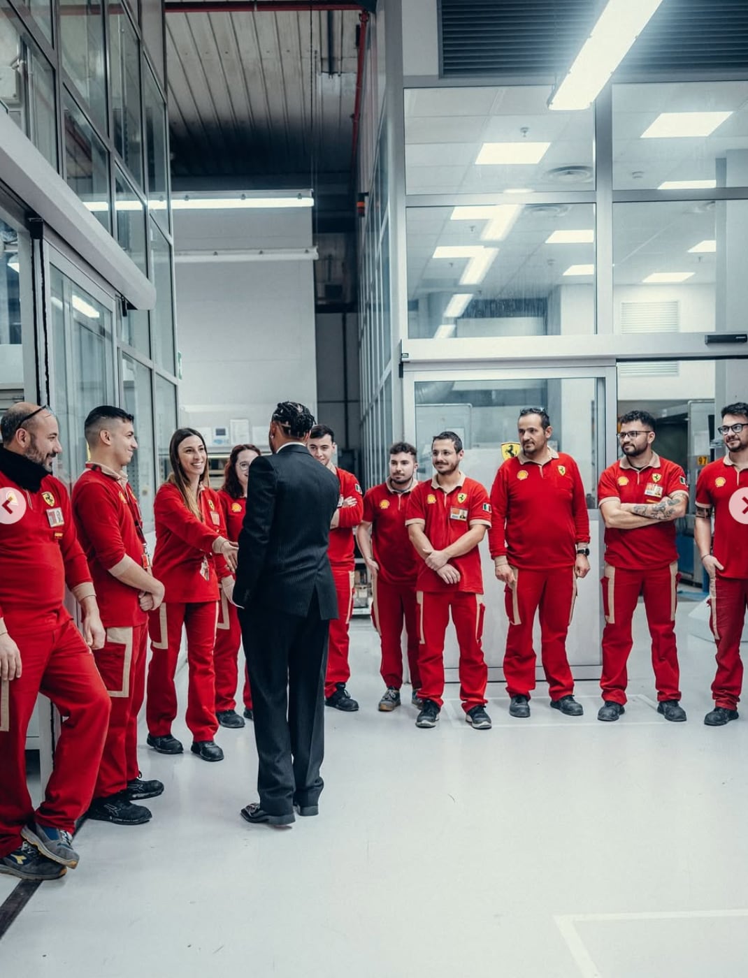 Lewis Hamilton con los trabajadores de Ferrari en su primer día con la escudería. (Foto: Instagram @scuderiaferrari)