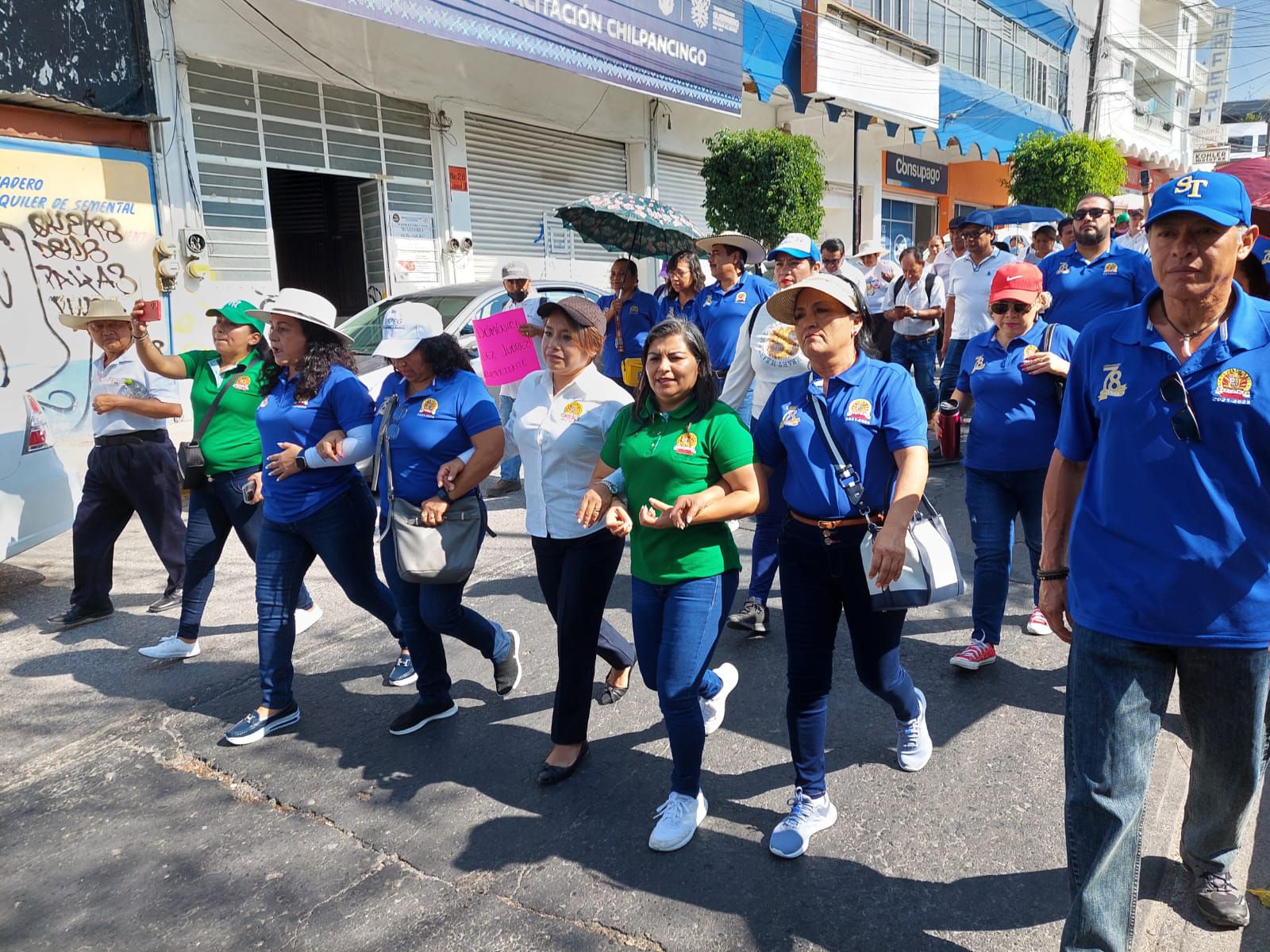 Marchan trabajadores de la Fiscalía en Chilpancingo; exigen se vayan los militares