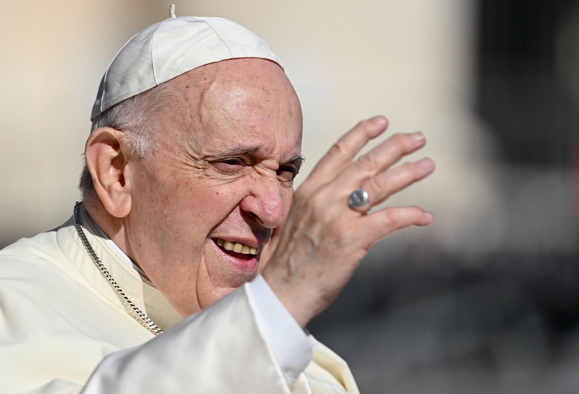 Papa Francisco insiste: ‘No se bendice la unión de parejas LGBT, sino a las personas’