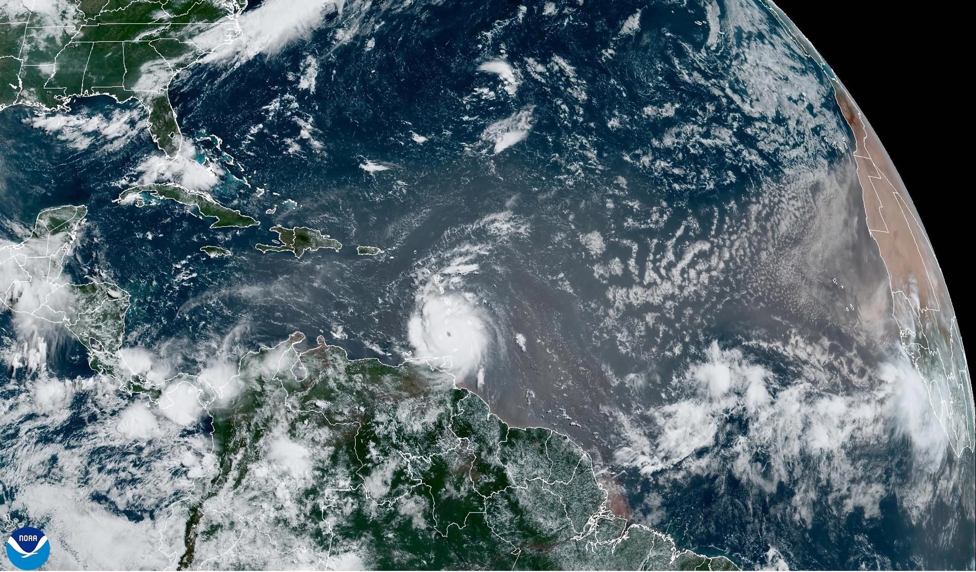 Fotografía satelital cedida por La Oficina Nacional de Administración Oceánica y Atmosférica (NOAA) a través del Centro Nacional de Huracanes (NHC) estadounidense donde se muestra la localización de la tormenta tropical Beryl en la cuenca atlántica.  Foto: EFE