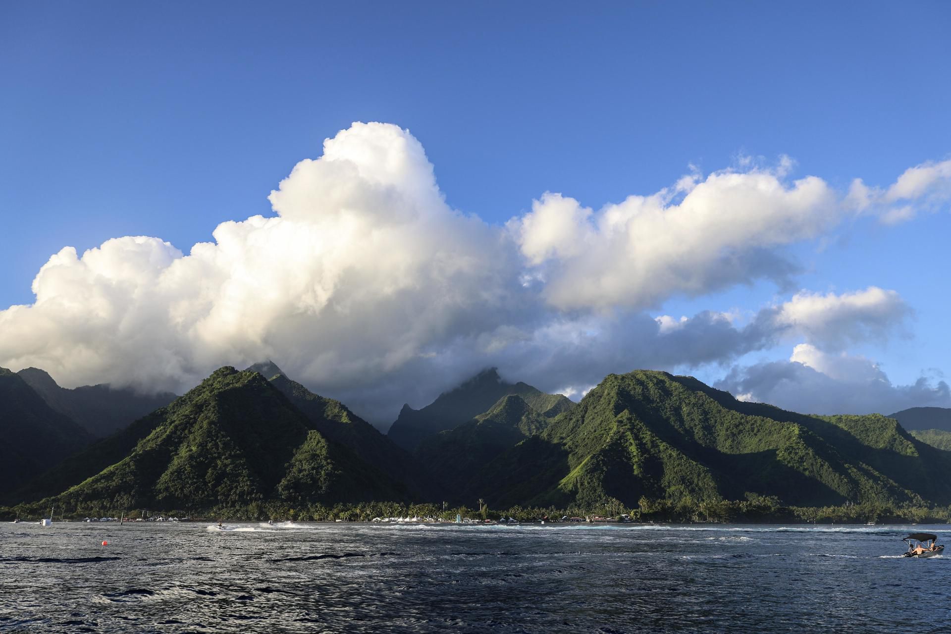 Vista general de la isla de Tahití durante la primera ronda de las competiciones de Surf de los Juegos Olímpicos de París 2024, en Teahupo'o, Tahití, el 28 de julio de 2024. (Francia) EFE/EPA/FAZRY ISMAIL