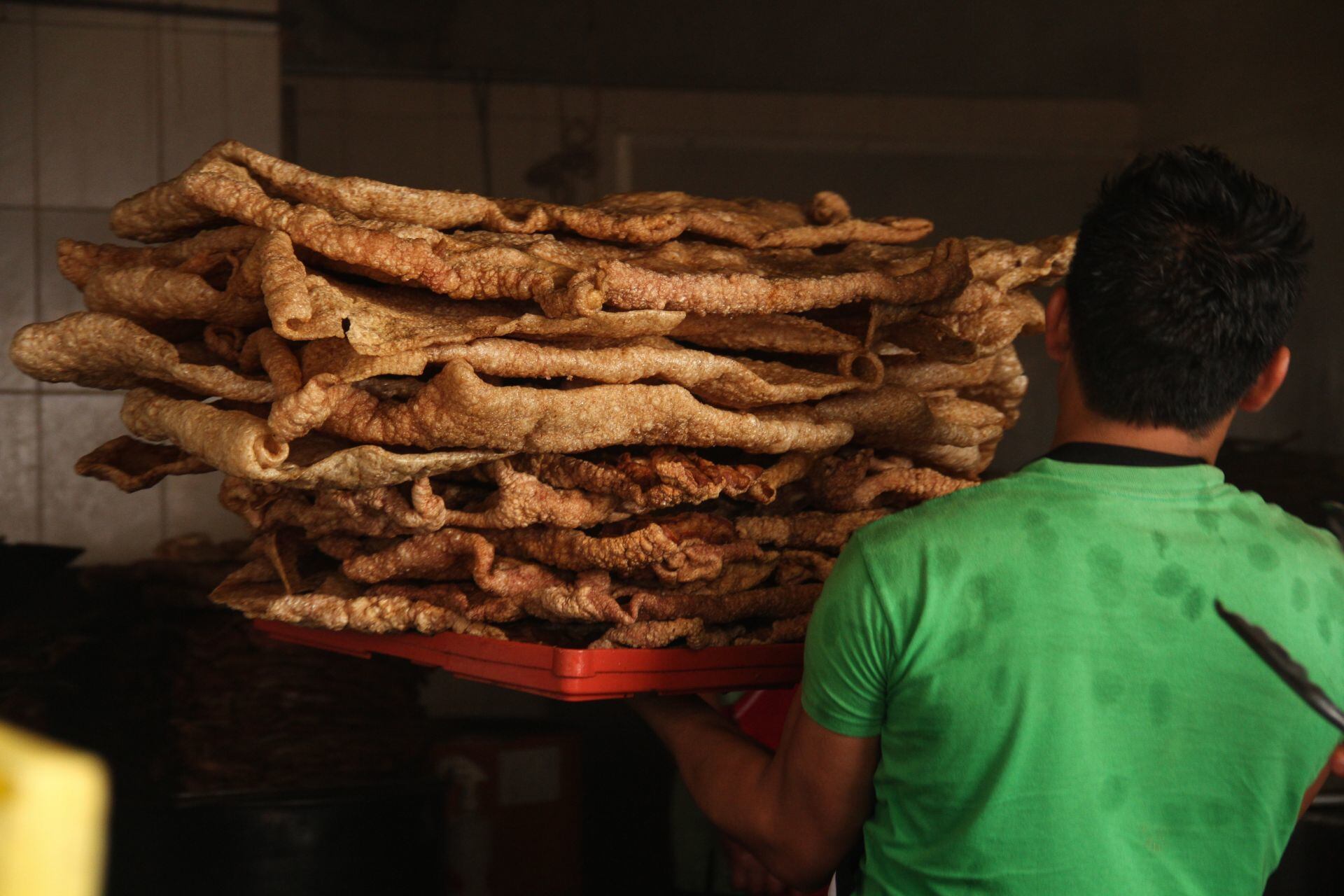 El chicharrón de cerdo se vende en lugares como friturerías, mientras que el de harina se ofrece en dulcerías y supermercados. (Foto: Isabel Mateos / Cuartoscuro.com).