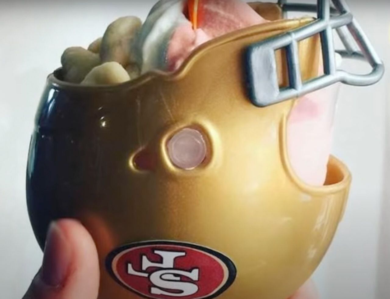 Los helados en casco de la NFL se hicieron populares (Foto: YouTube Yolo Camotes)