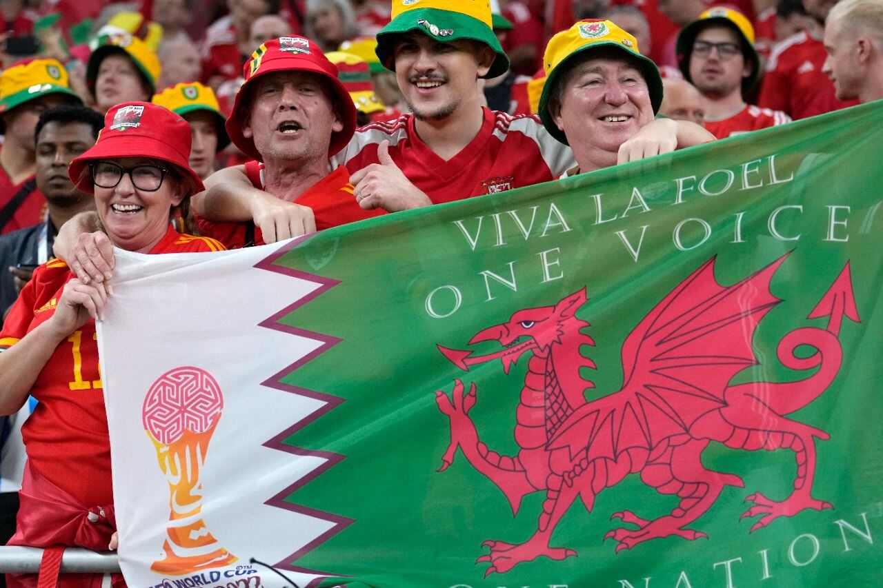 FIFA ‘le baja’ a su homofobia: permitirá símbolos arcoíris de aficionados de Gales 