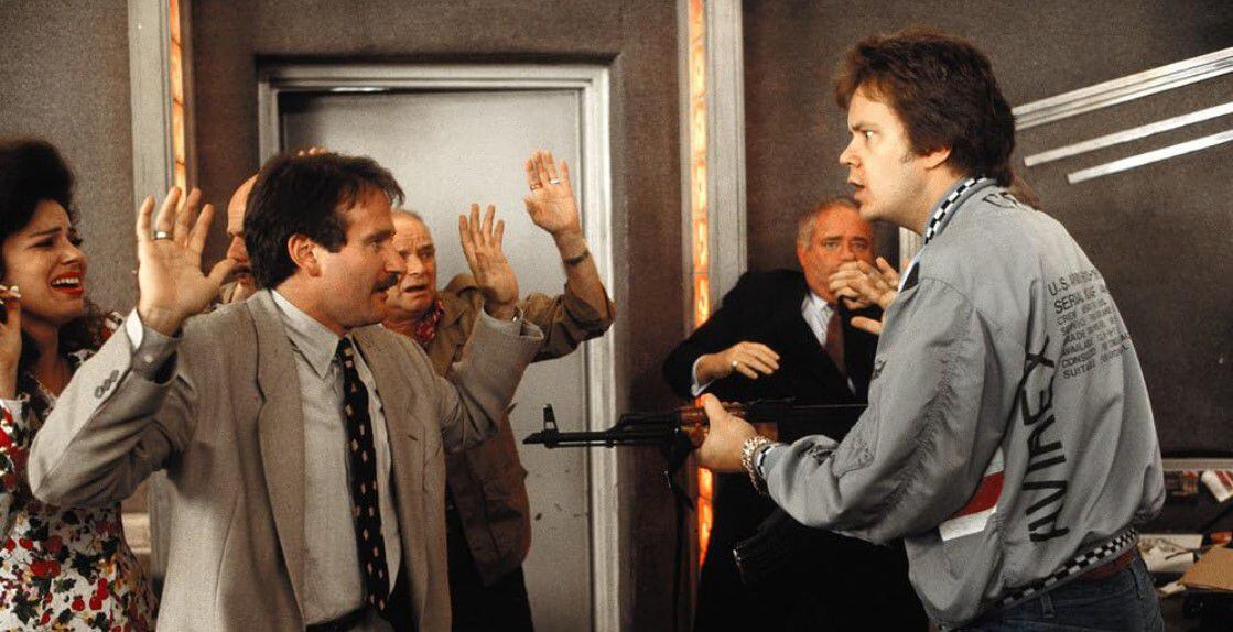 Tim Robbins, Robin Williams, Fran Drescher, Eddie Jones, Boris Lyoskin y Zack Norman en 'Cadillac Man' (1990). (Foto: IMDb).