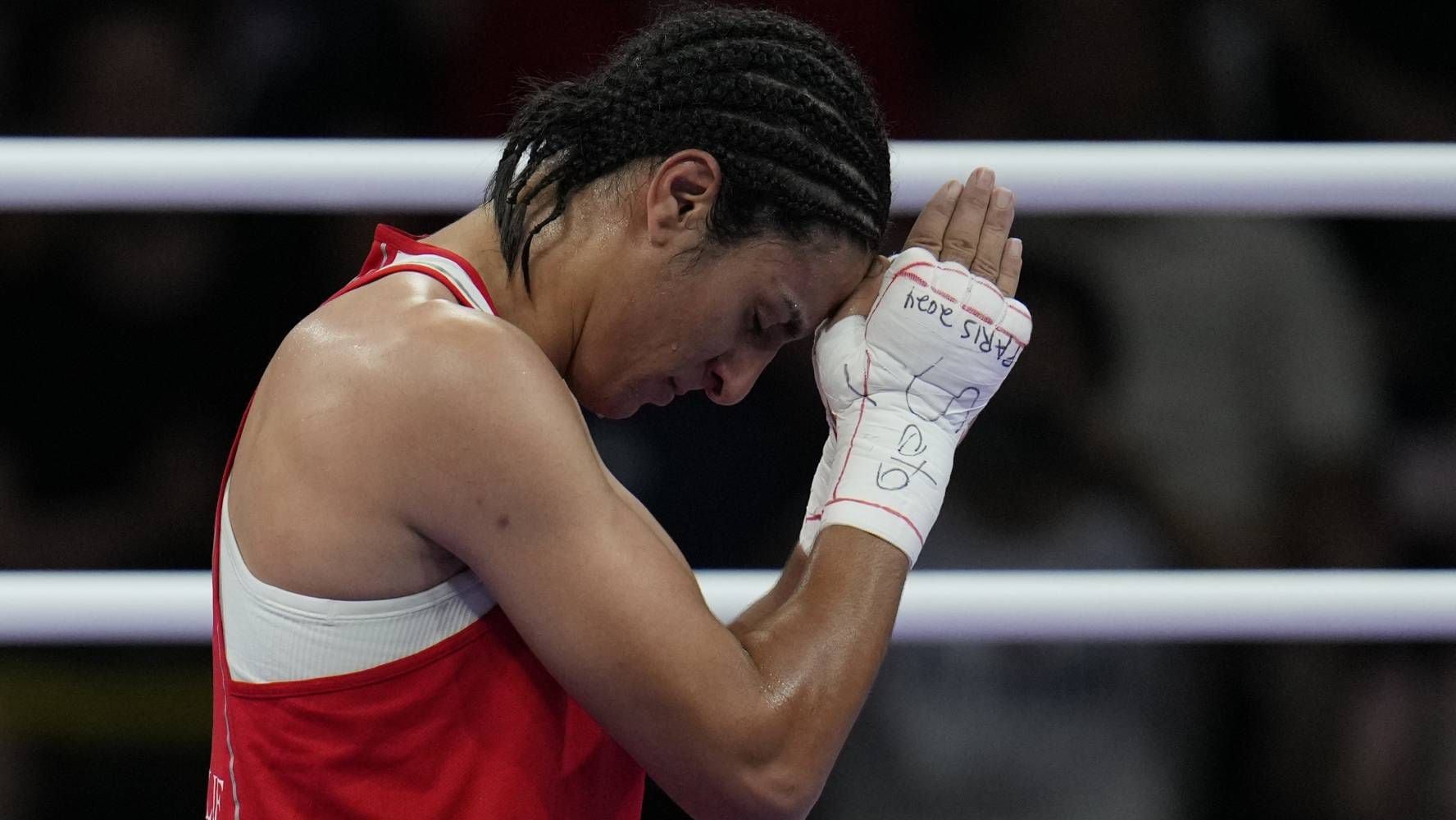 La argelina Imane Khelif celebra su triunfo sobre la húngara Anna Hamori en su combate de cuartos de final de peso welter en los Juegos Olímpicos, el sábado 3 de agosto de 2024, en Villepinte, Francia. (AP Foto/John Locher)