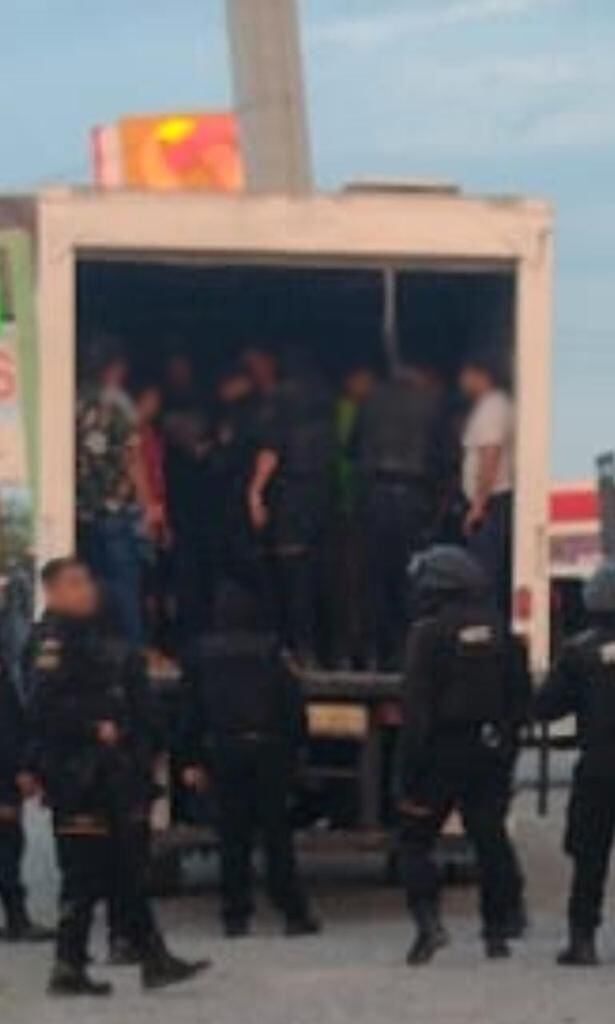 La Fuerza Civil rescató a los migrantes hacinados en el interior de la caja.