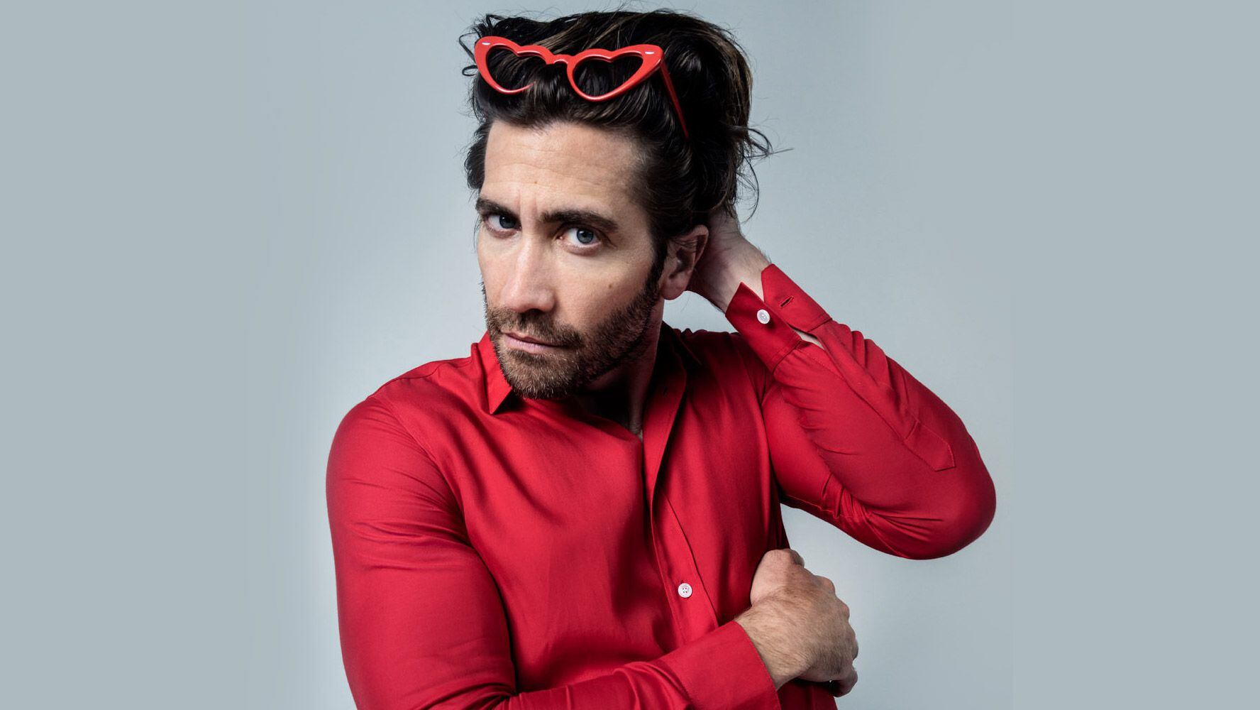 Jake Gyllenhaal posó en color rojo para una sesión de fotos (Foto: Instagram @wmag)