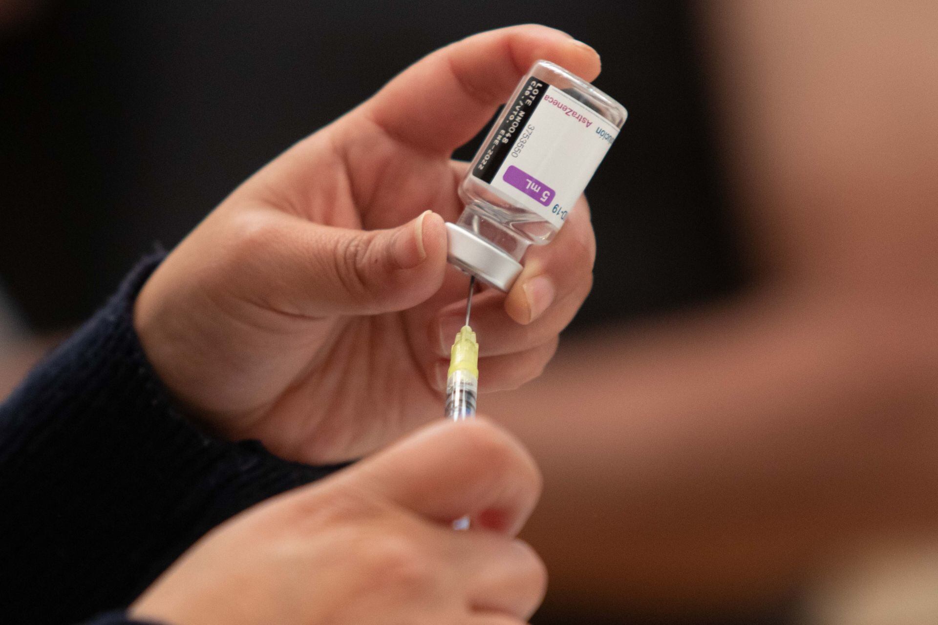 Refuerzo de vacuna COVID: Maestros recibirán tercera dosis a principios del 2022