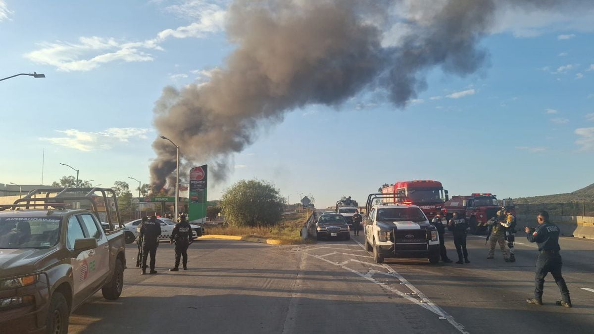 Cierran la autopista México-Querétaro por incendio en ducto de gas licuado de Pemex