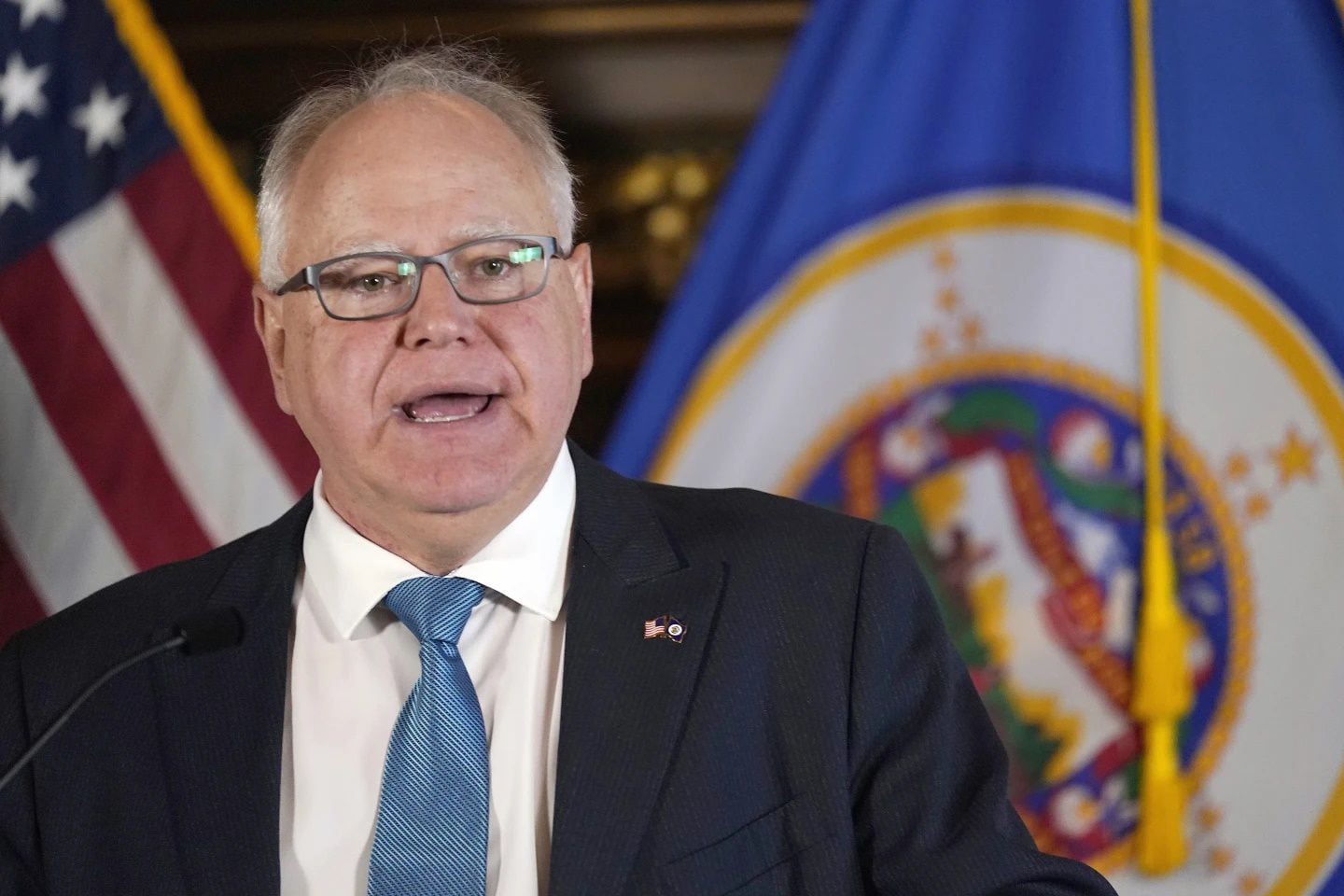 ¿Quién es Tim Walz, gobernador de Minnesota, que será compañero de fórmula de Kamala Harris?